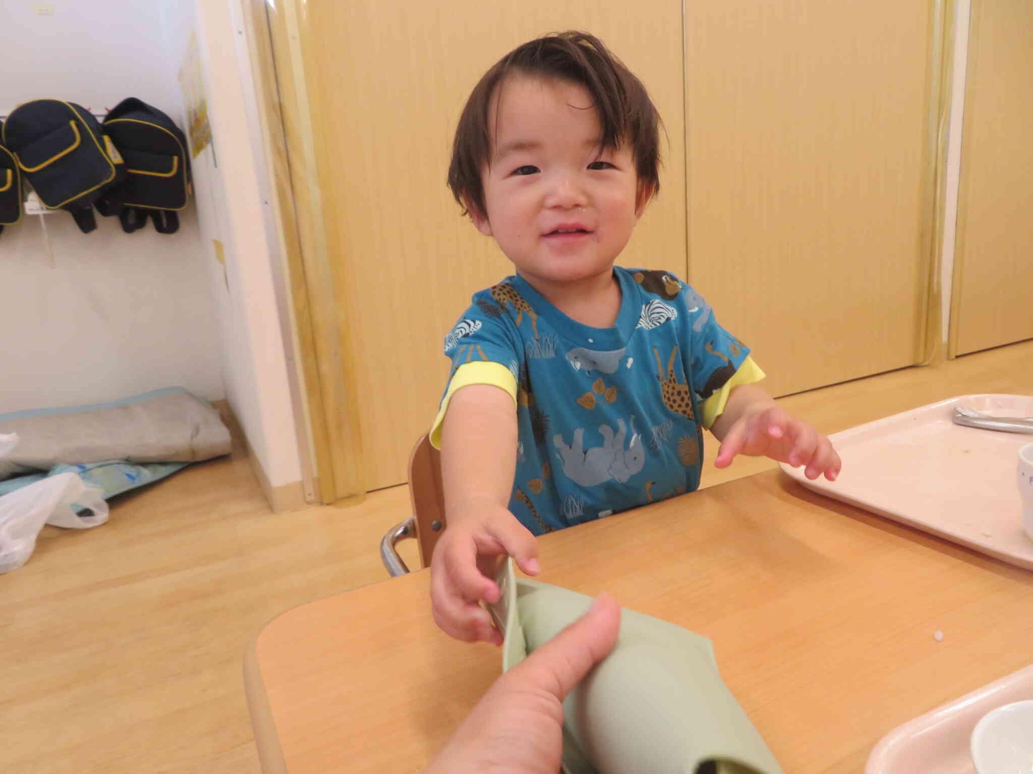 先生どうぞ！クルクル片づけたエプロンは先生に渡して「ごちそうさまでした！」