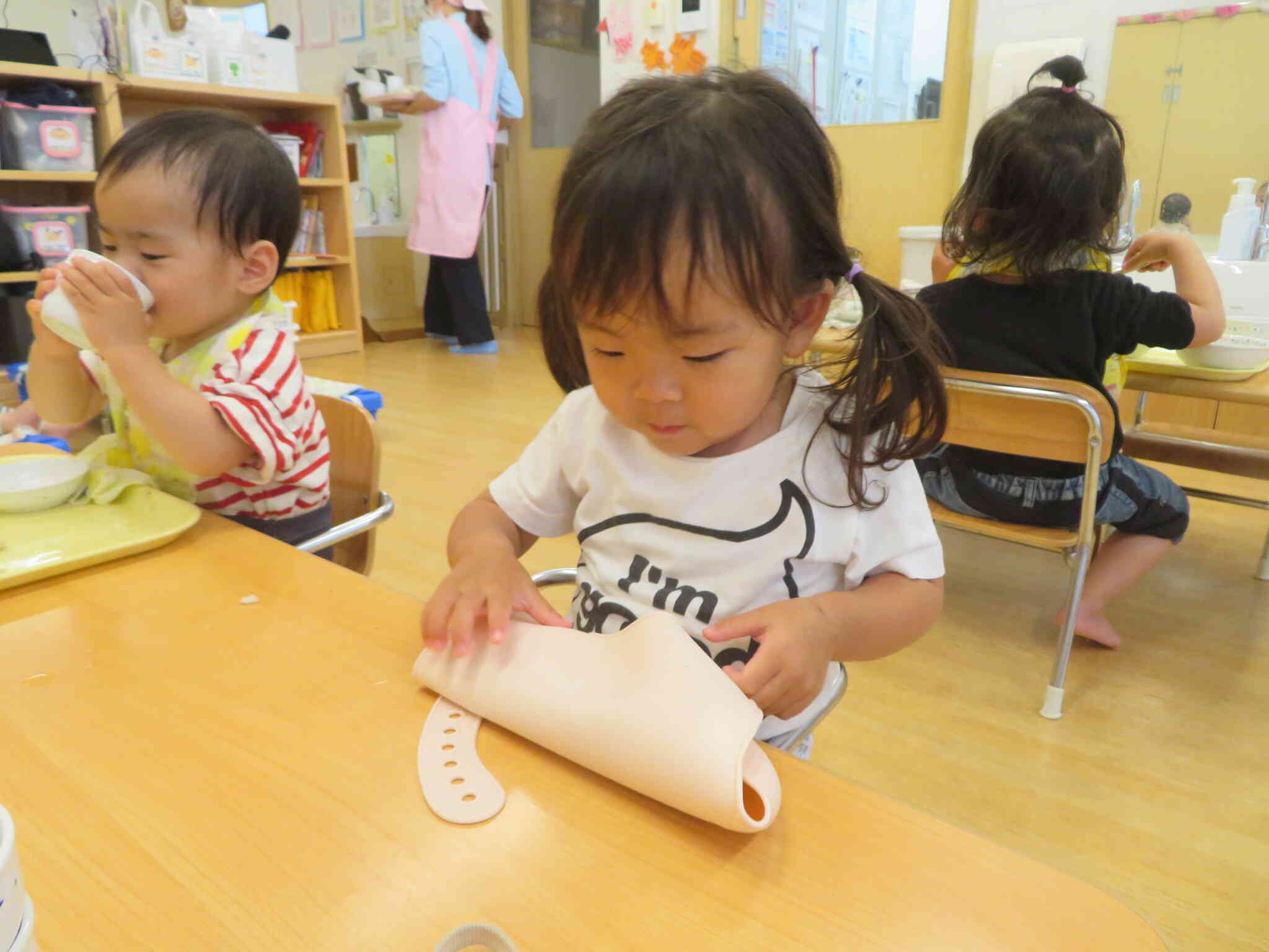 ごちそうさまの後はエプロンと口拭きタオルをお片付け