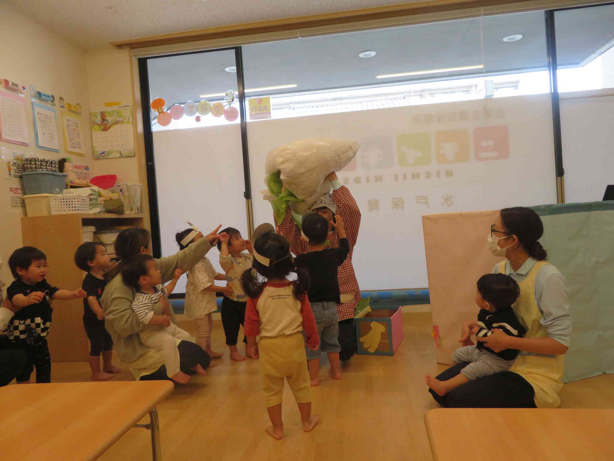 やった～！みんなで大喜び　　おおきなかぶがぬけました！