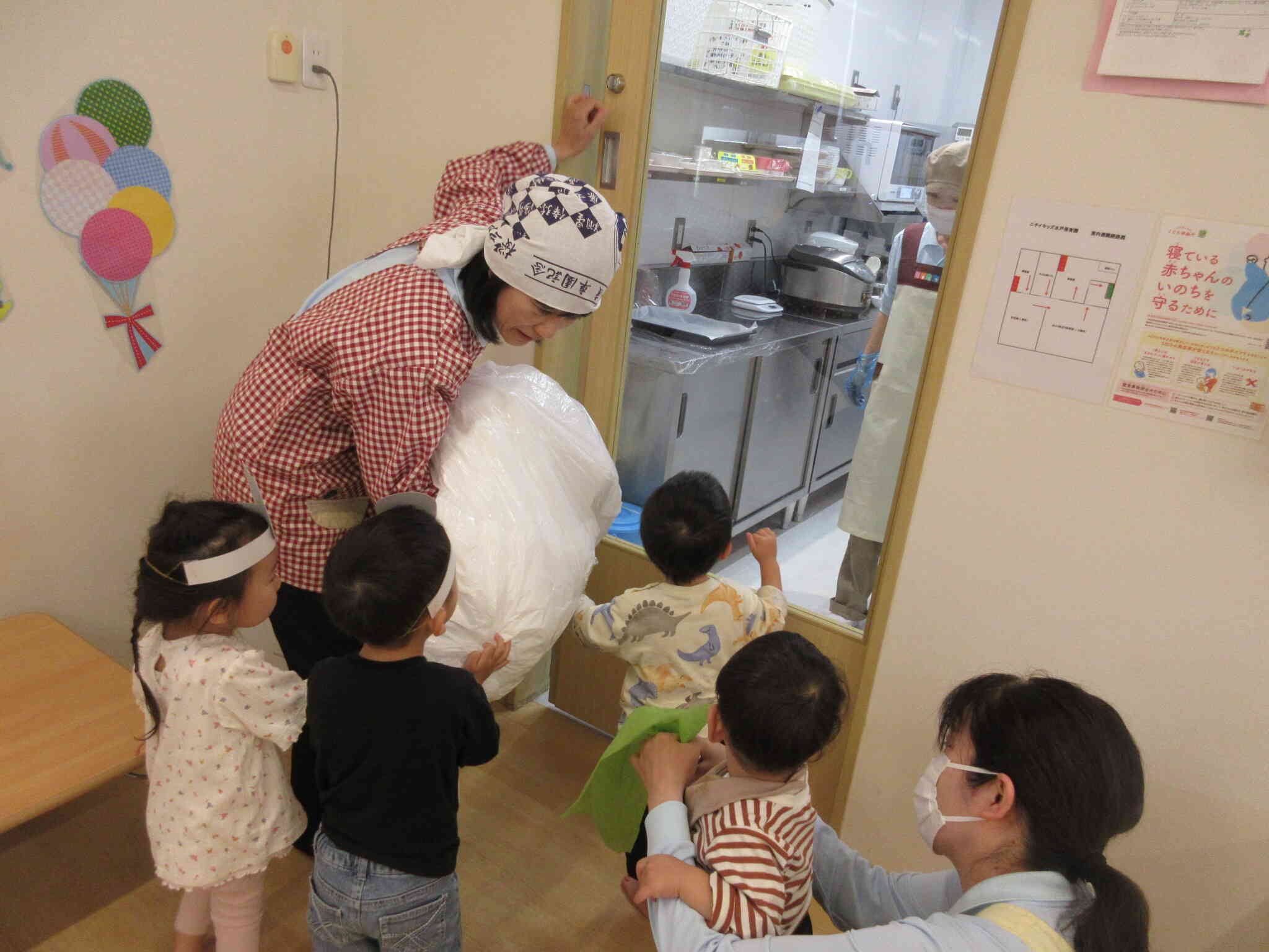 かぶは給食室の先生にうさぎ組のお友達が運んでくれたよ！　おいしいお料理作ってもらおうね！