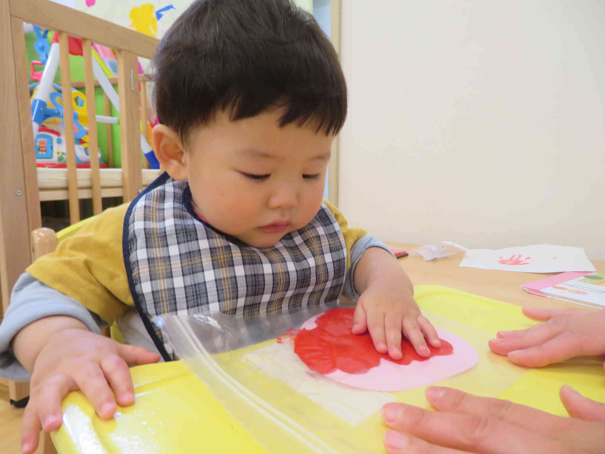 絵の具の感触を味わいながら…