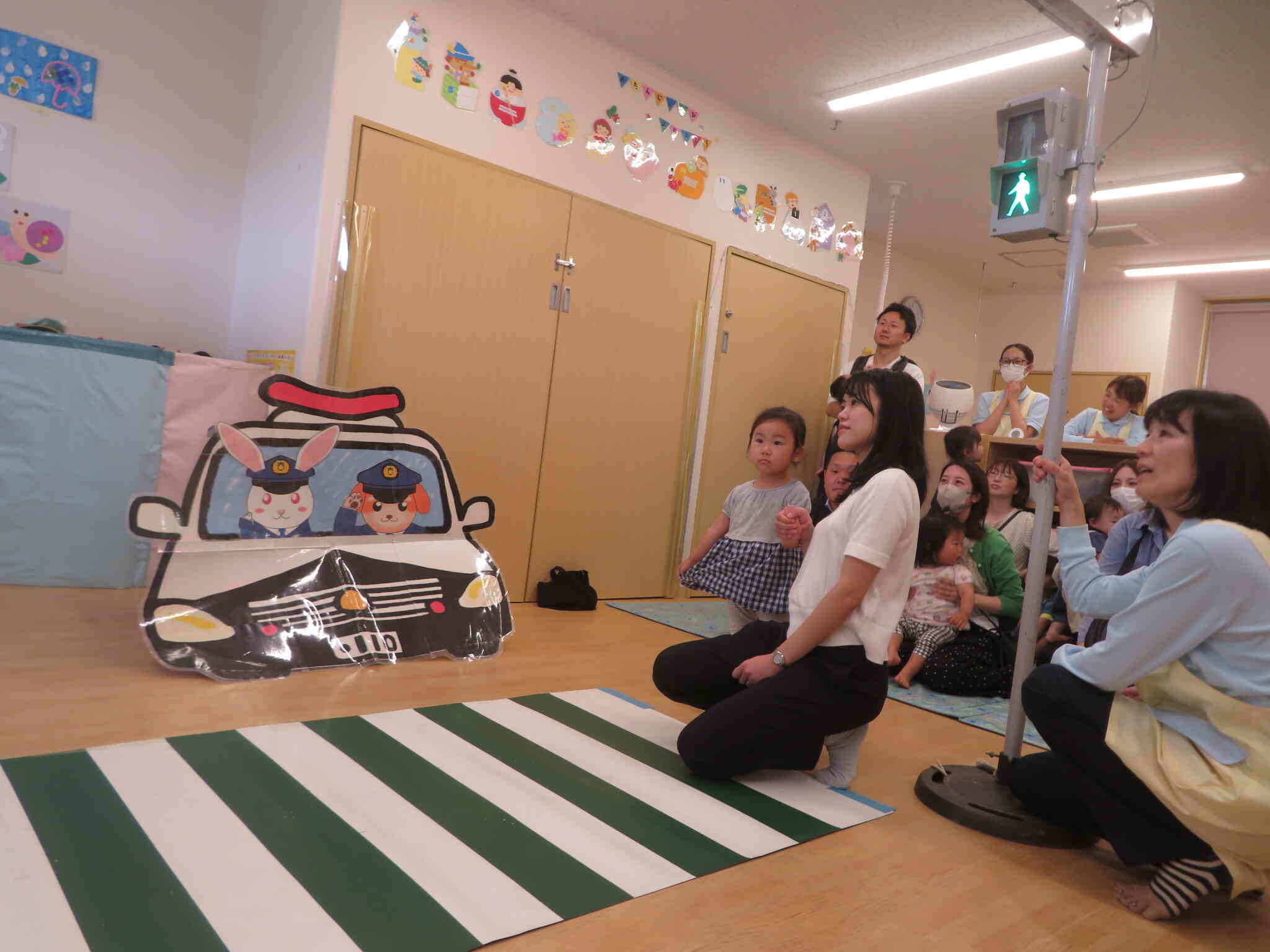 赤から青に変わる信号を一緒に待ちます！