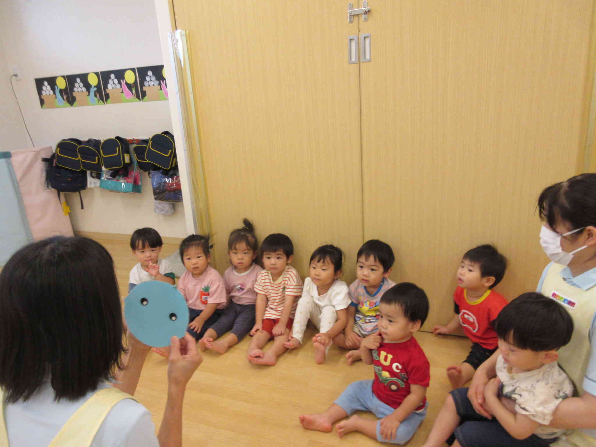 「まんまるちゃ～ん♪」の歌にのせてのペープサートを楽しんでいます。おやつの前には先生たちが色んな絵本を読んでくれて自分から場所を探して座って待っている子もいるんですよ！