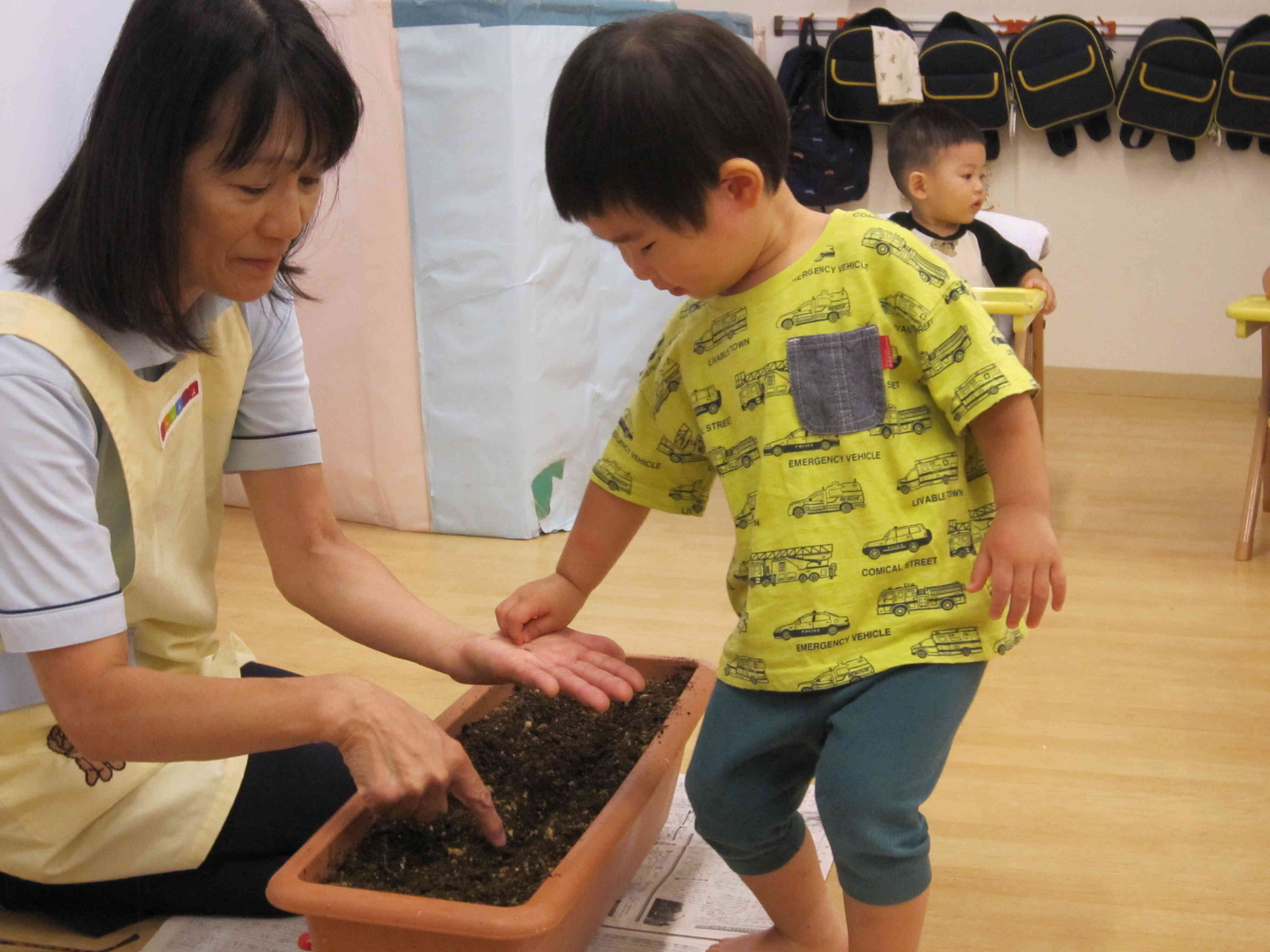 小さい種をつまむ顔は真剣そのもの♡