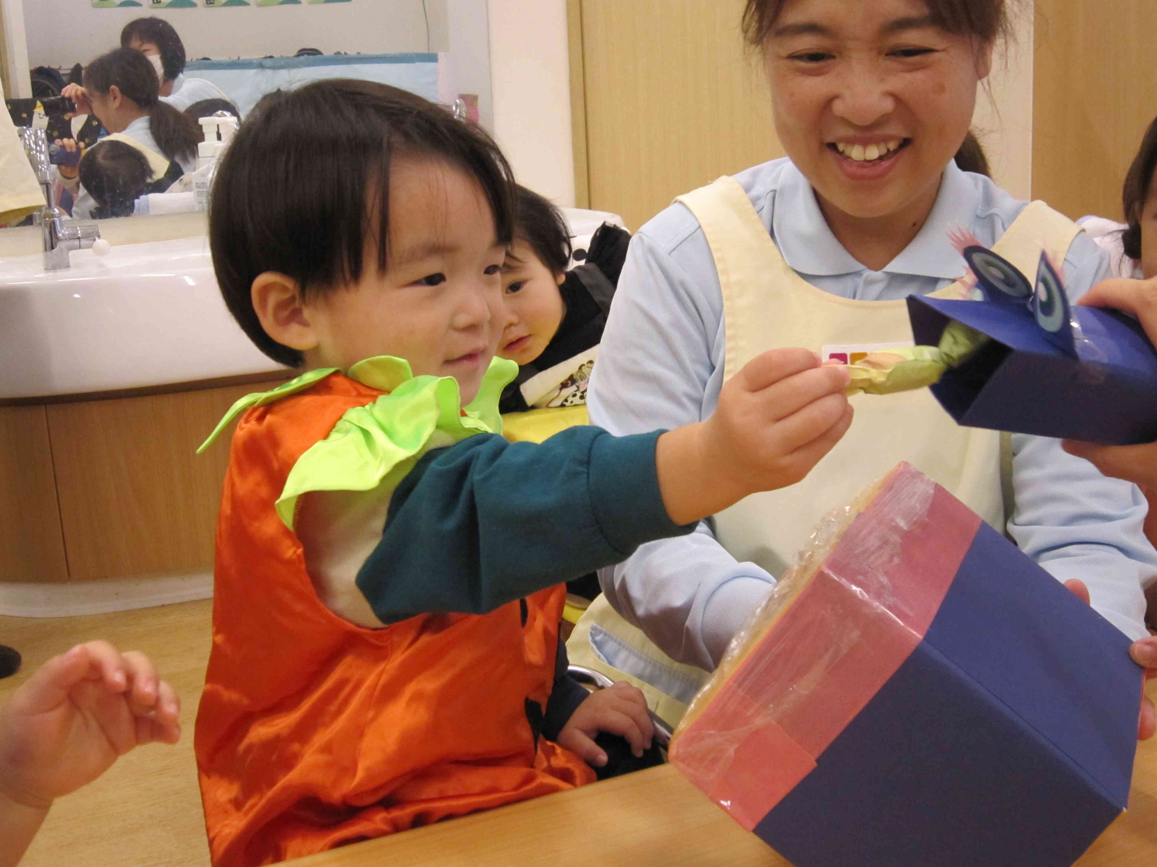 パクパクモンスターにお菓子を食べさせてあげたよ♡