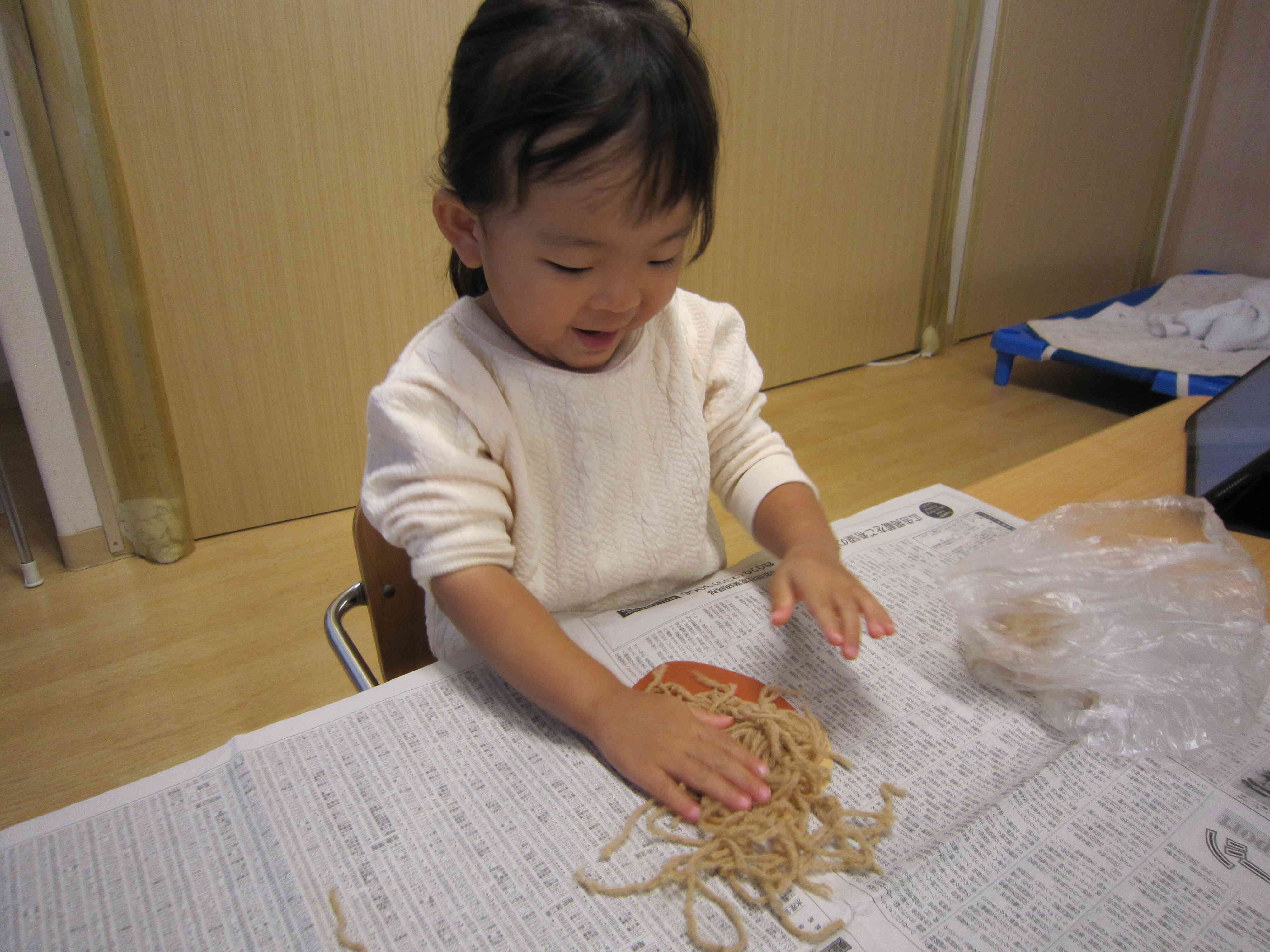 ドングリの帽子に毛糸を貼っていくよ！フワフワ～♡