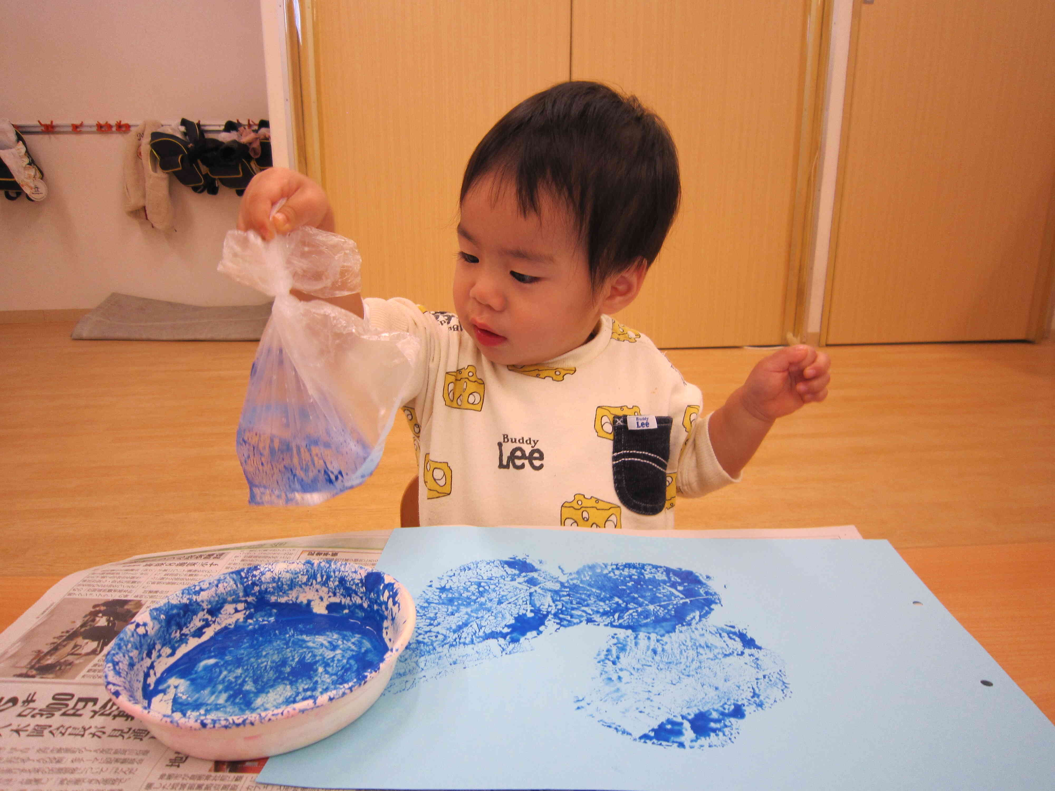 不思議な感触に興味津々