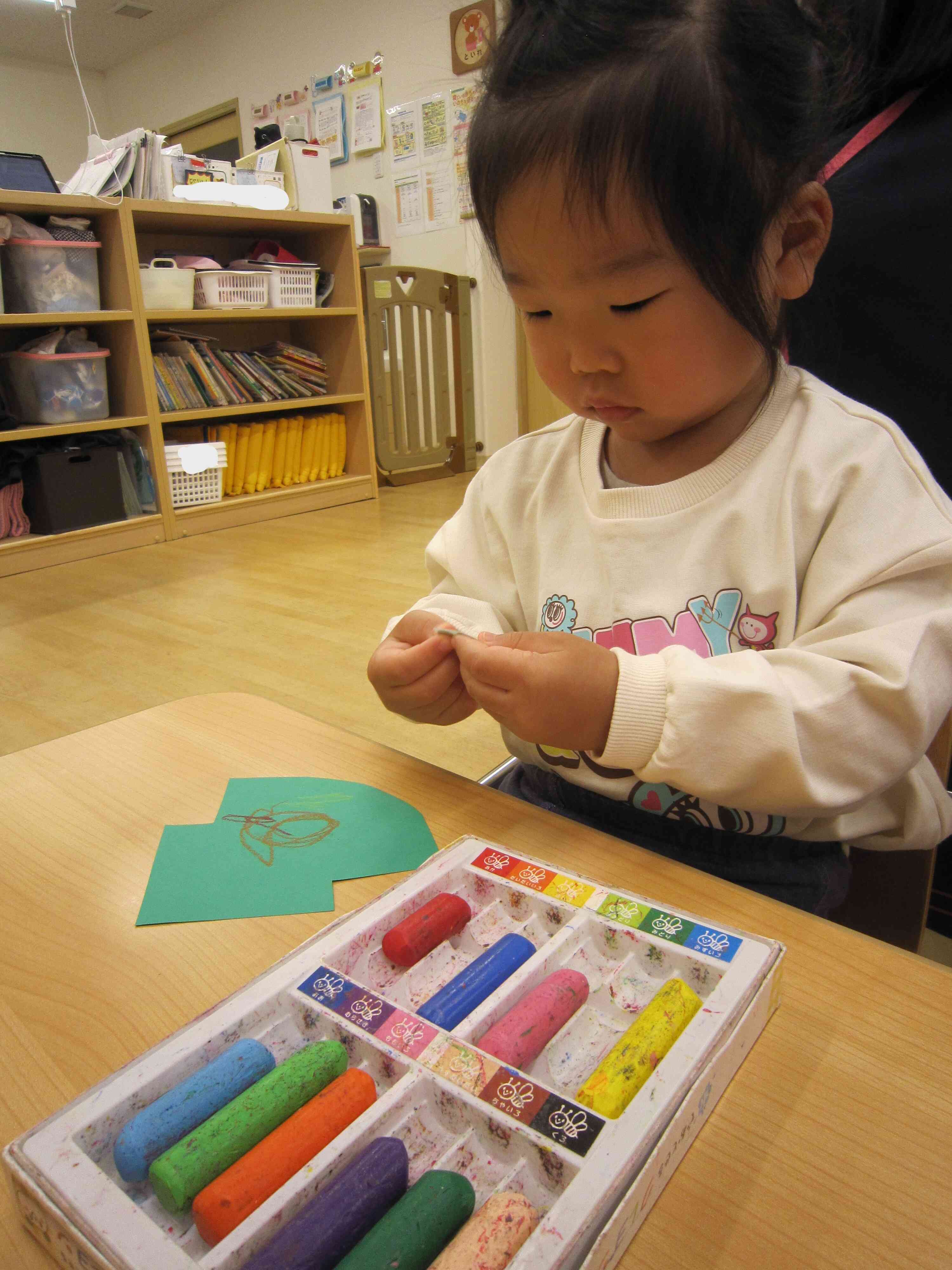 ツリーにクレヨンで模様を描いて、シールを貼っていきます♬