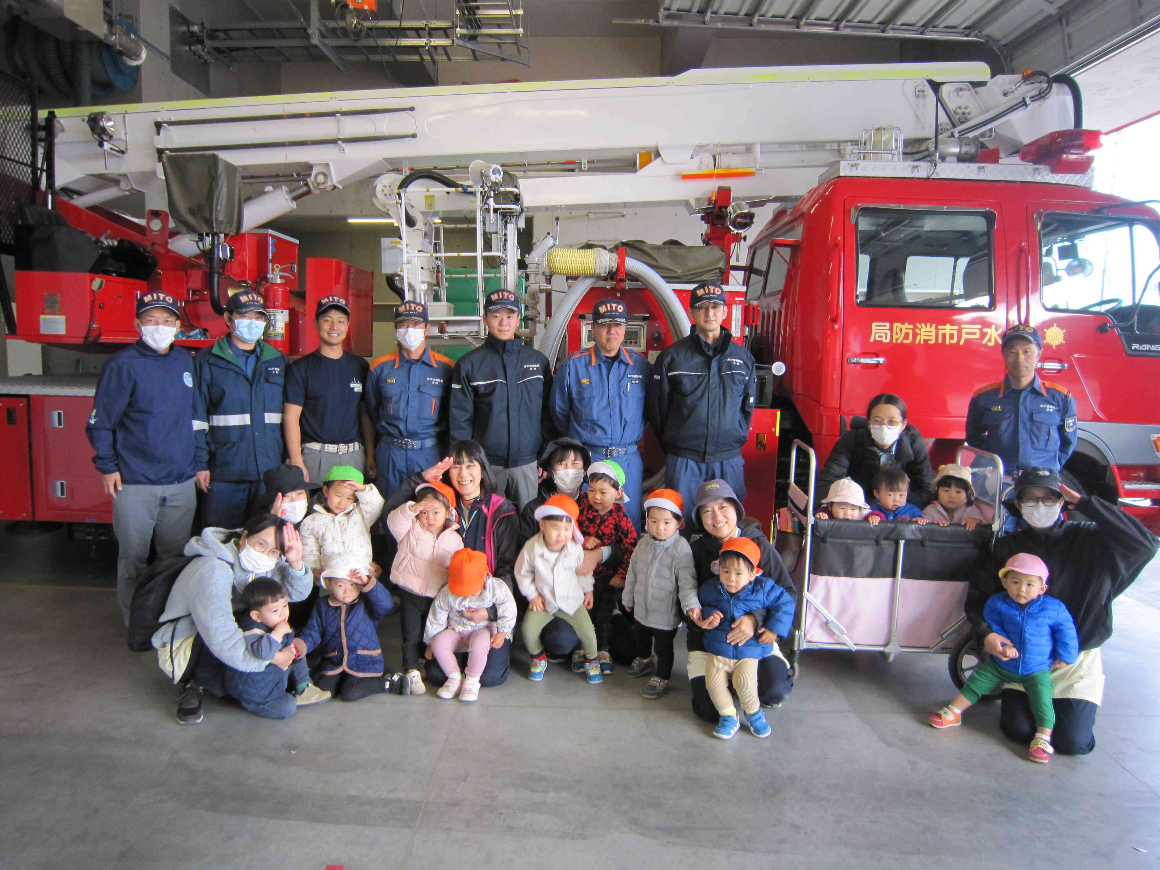 屈折はしご車と一緒に！