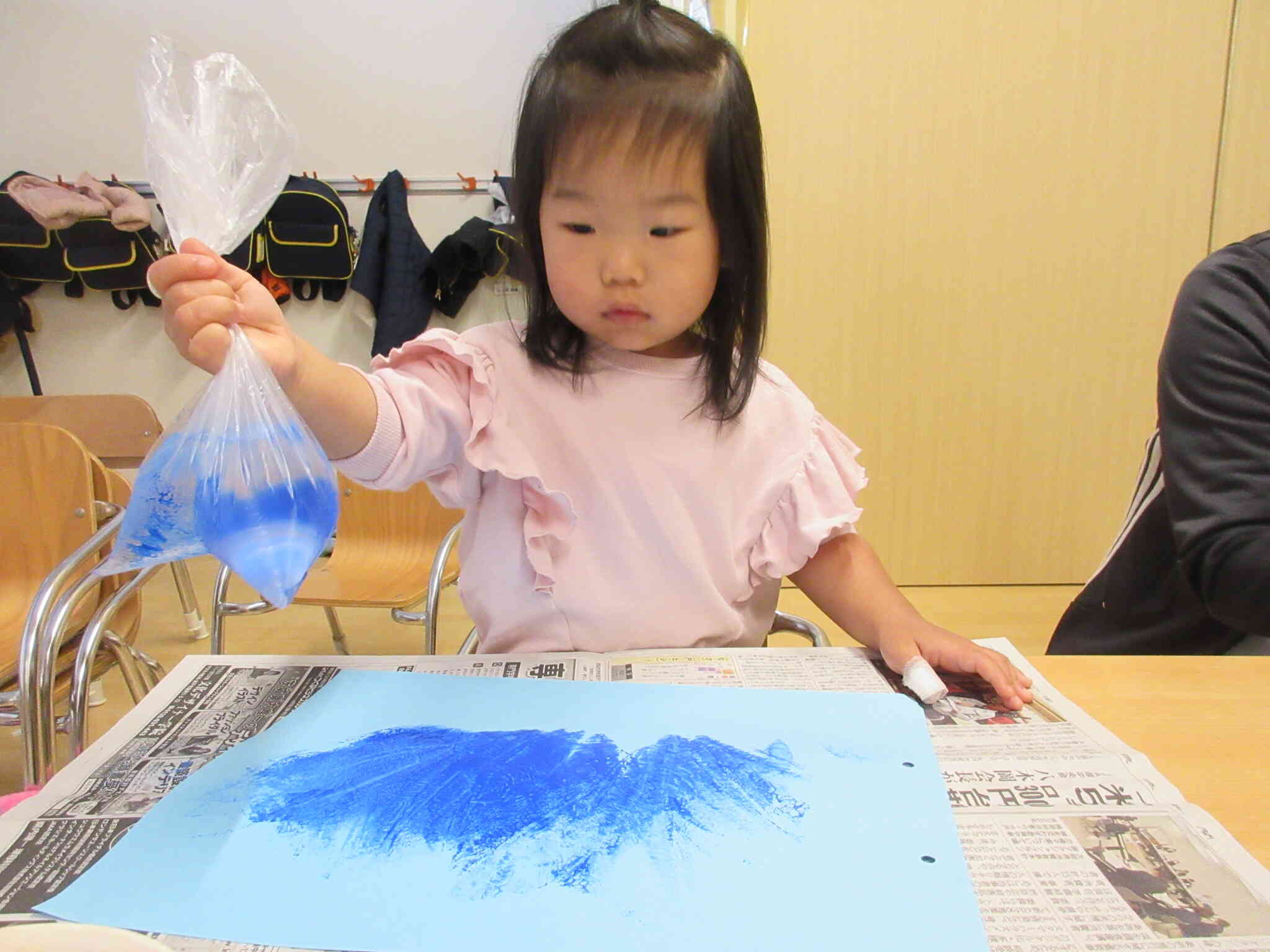 ビニール袋に水を入れてスタンプ！