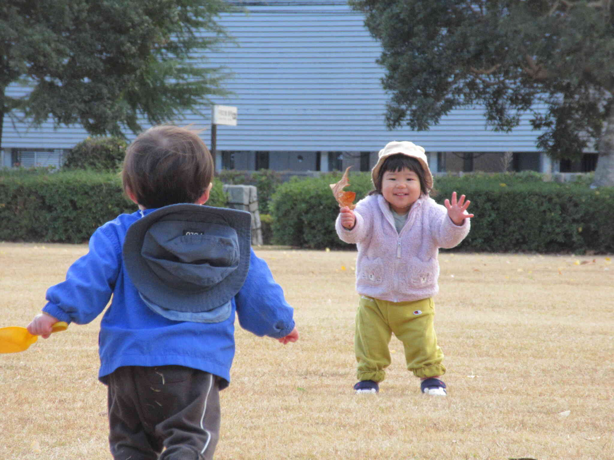 「おーい！こっちおいでー！」「いまいく～！」