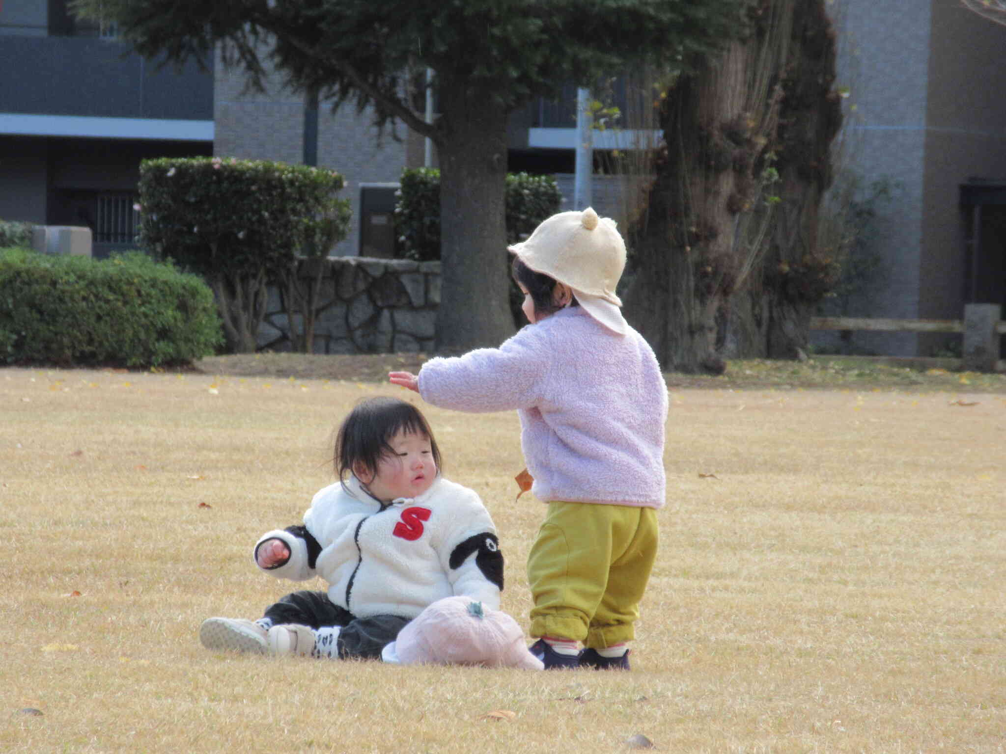 転んでしまった友だちに「いいこいいこ」♪
