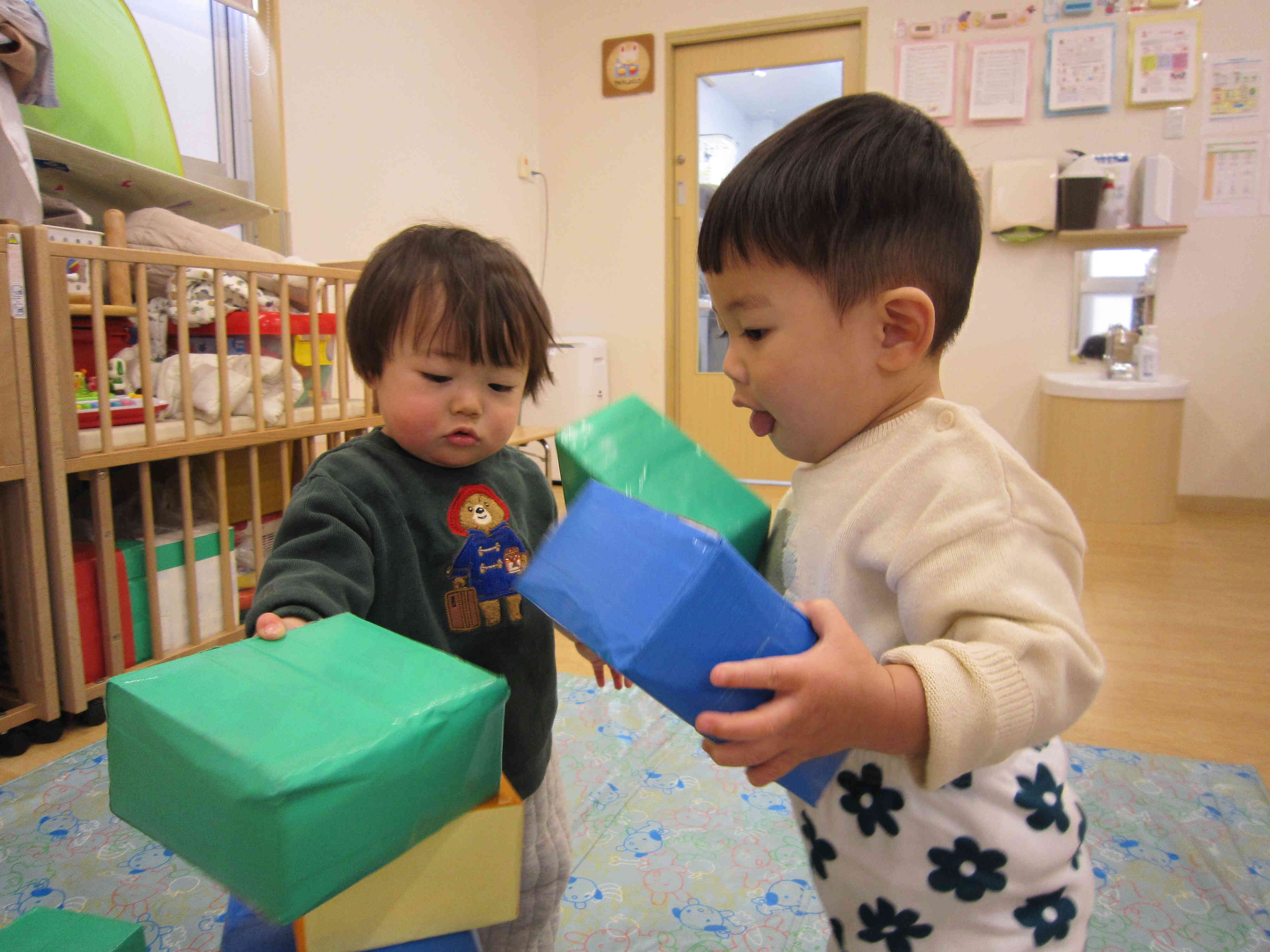 「これをここににせて…」「つぎはこれをのせようか…」