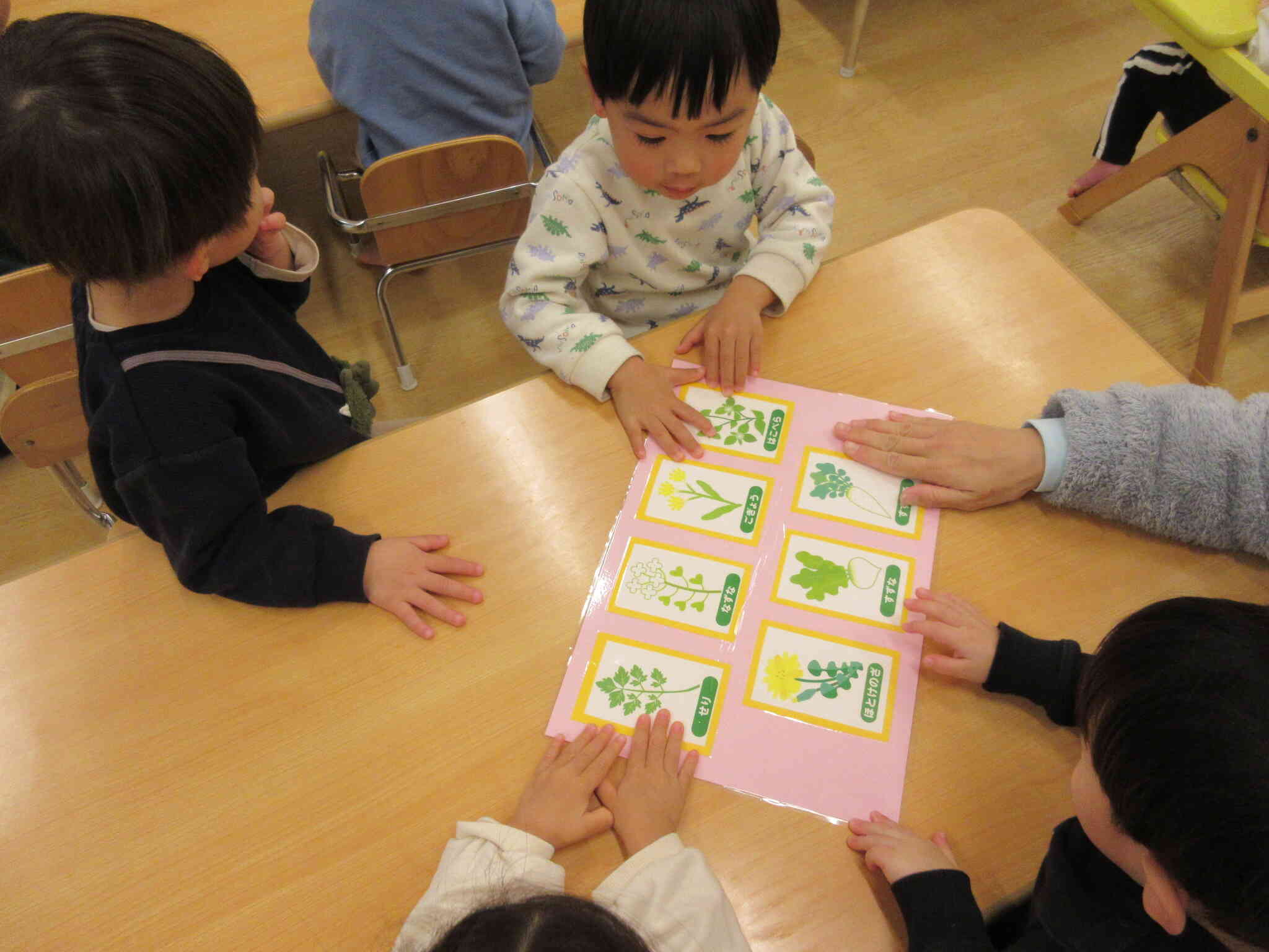 新年の会では「ななくさ」や「干支」のお話しを聞いたり、パネルシアターをみんなで楽しみました。今年もよい年になりますように！！