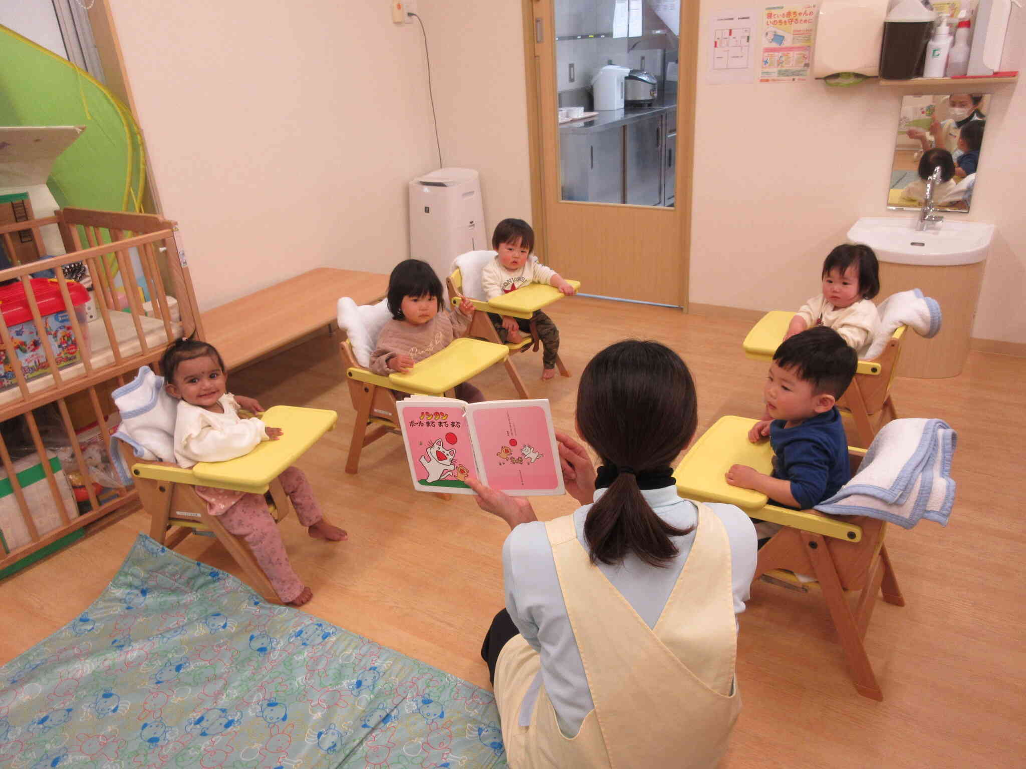 読書タイム♪ひよこ組のお友だちたちはみんな絵本が大好きです！