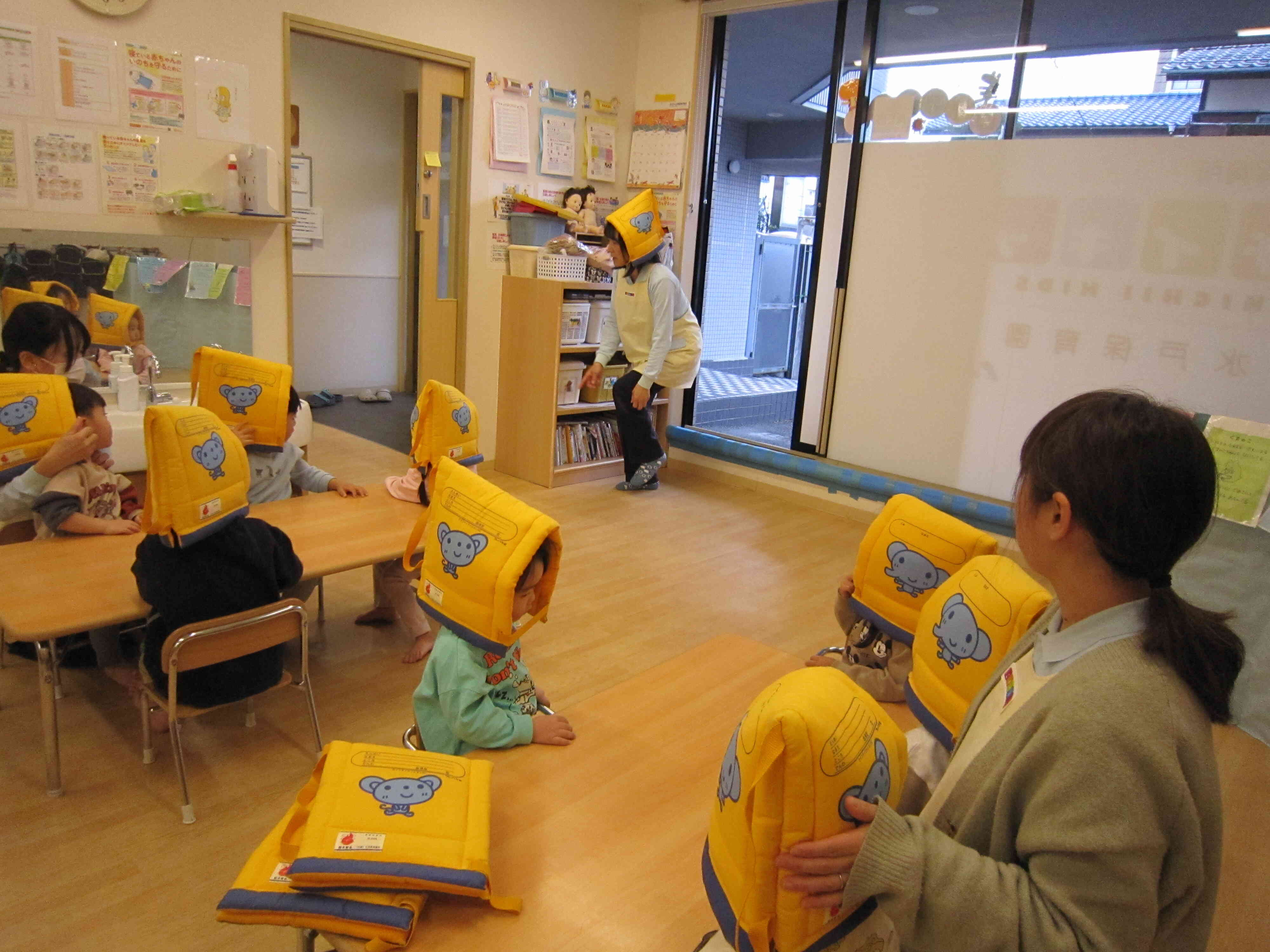 避難訓練の様子　（地震避難訓練）