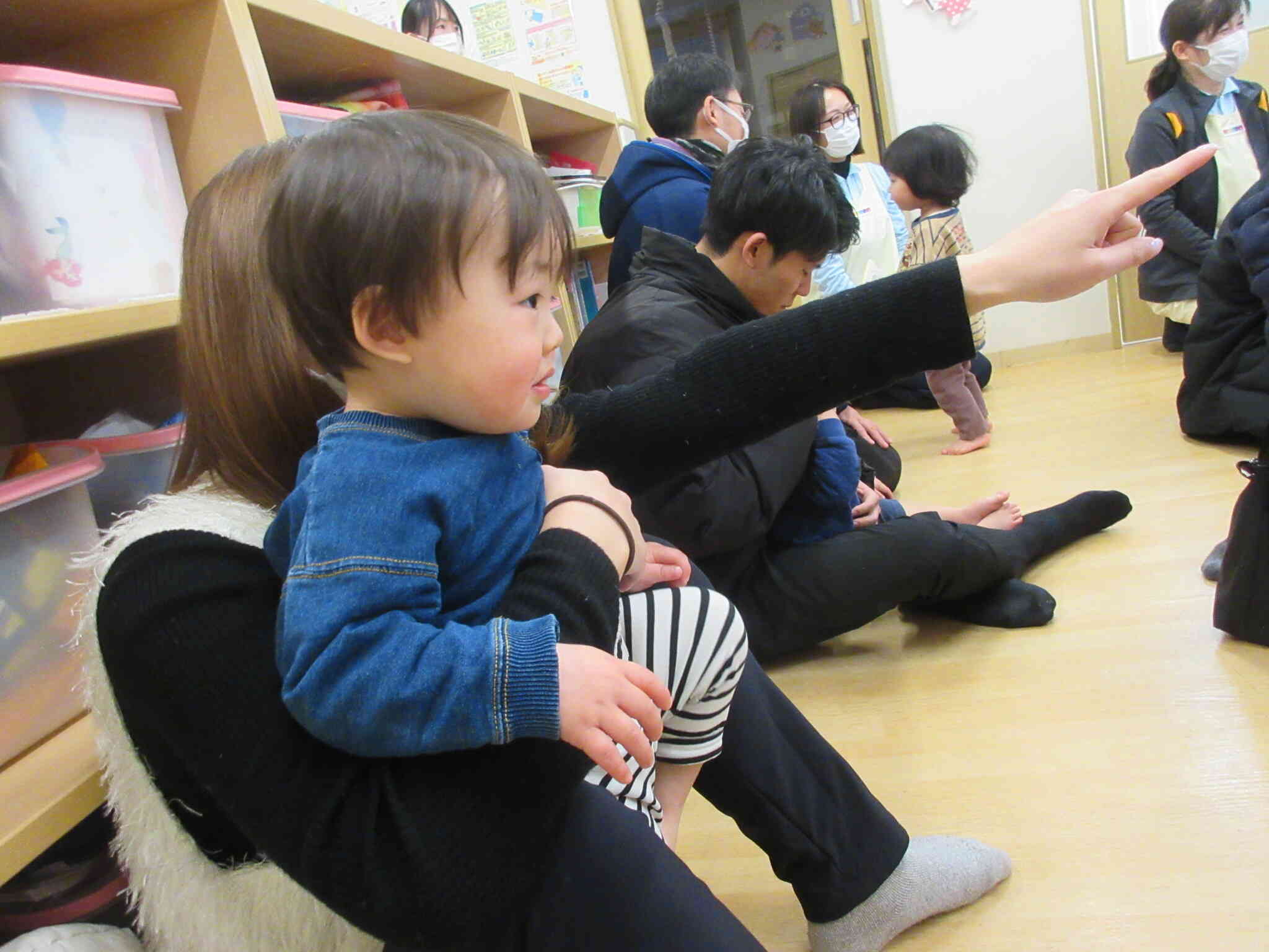 ママと一緒に英語の絵本をみたよ！