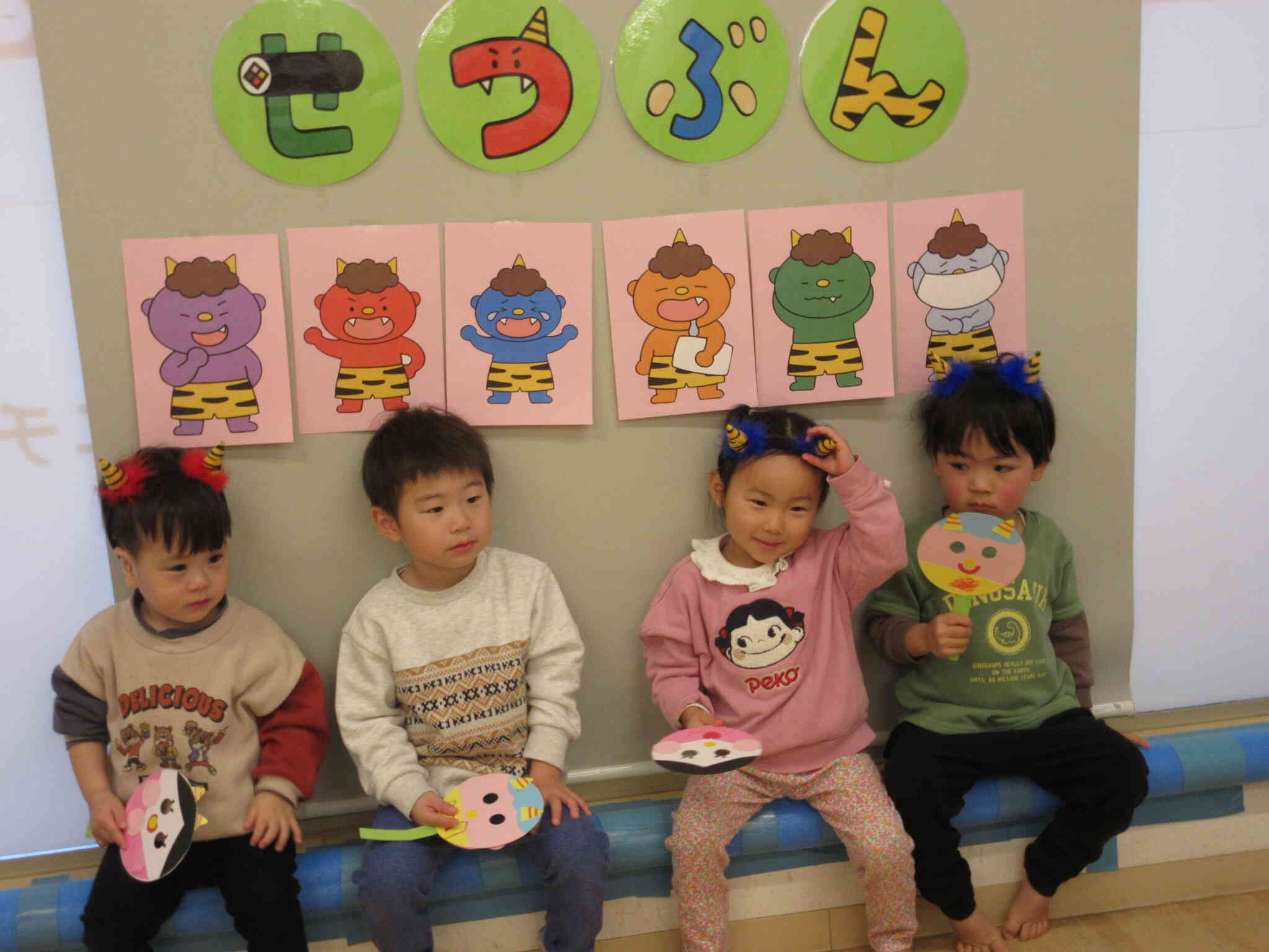 豆まき会では可愛い鬼と福の神のうちわ風お面つくりをしました。みんなの心に住んでいる泣き虫鬼、怒りんぼ鬼、なまけ鬼など色んな鬼を追っ払う為大きな声で「おにはそと～ふくはうち～」とみんなで豆まきの真似っこをしたね。厄を払って今年も元気いっぱい過ごしましょう！