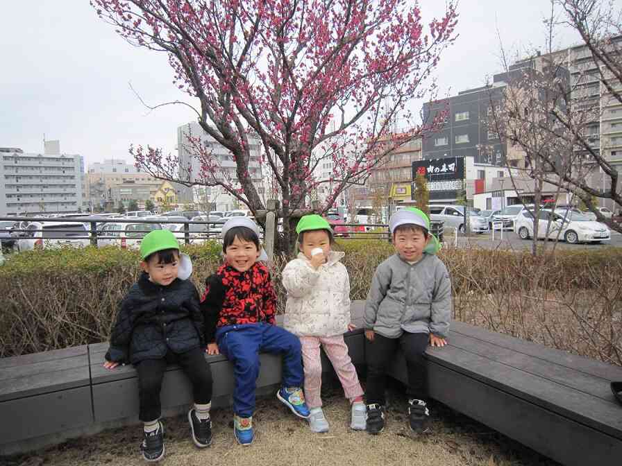 うさぎ組のお友達で卒園行事のおでかけをしました。ベンチでおやつを食べたり、梅の花を見たりと楽しいひと時でしたね。