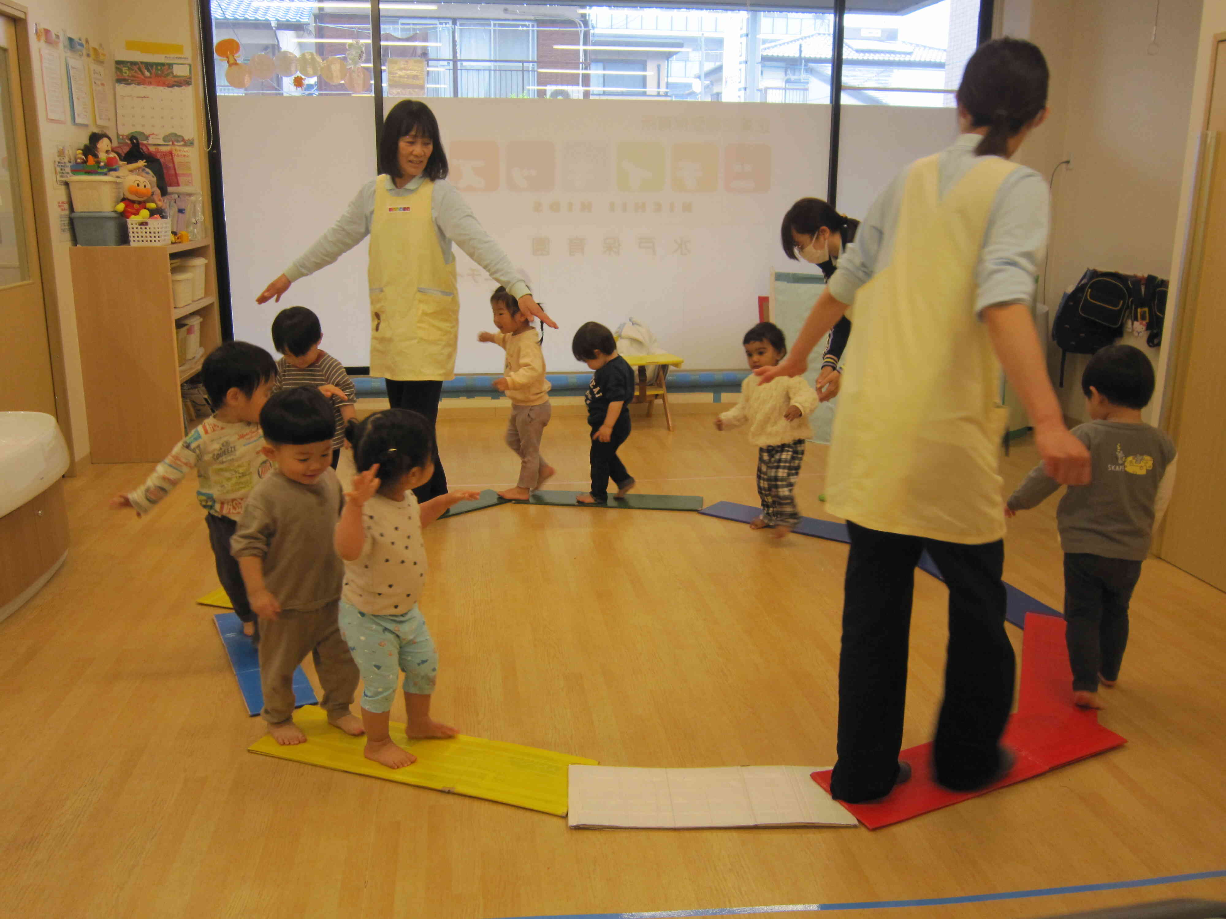 雨の日は室内で先生考案の楽しい運動遊び!みんな興味津々で楽しんでいます!