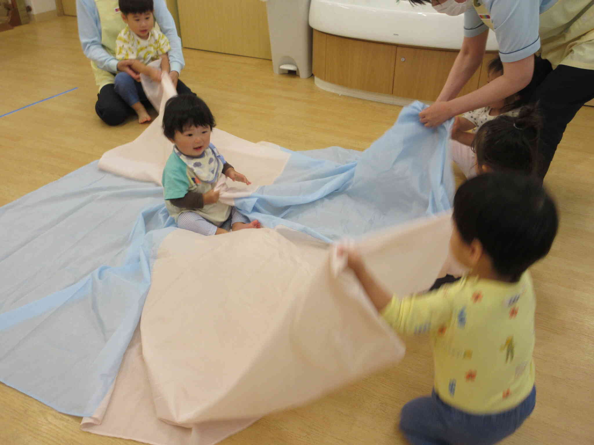 雨の日は...♪（0歳児・ひよこ組）