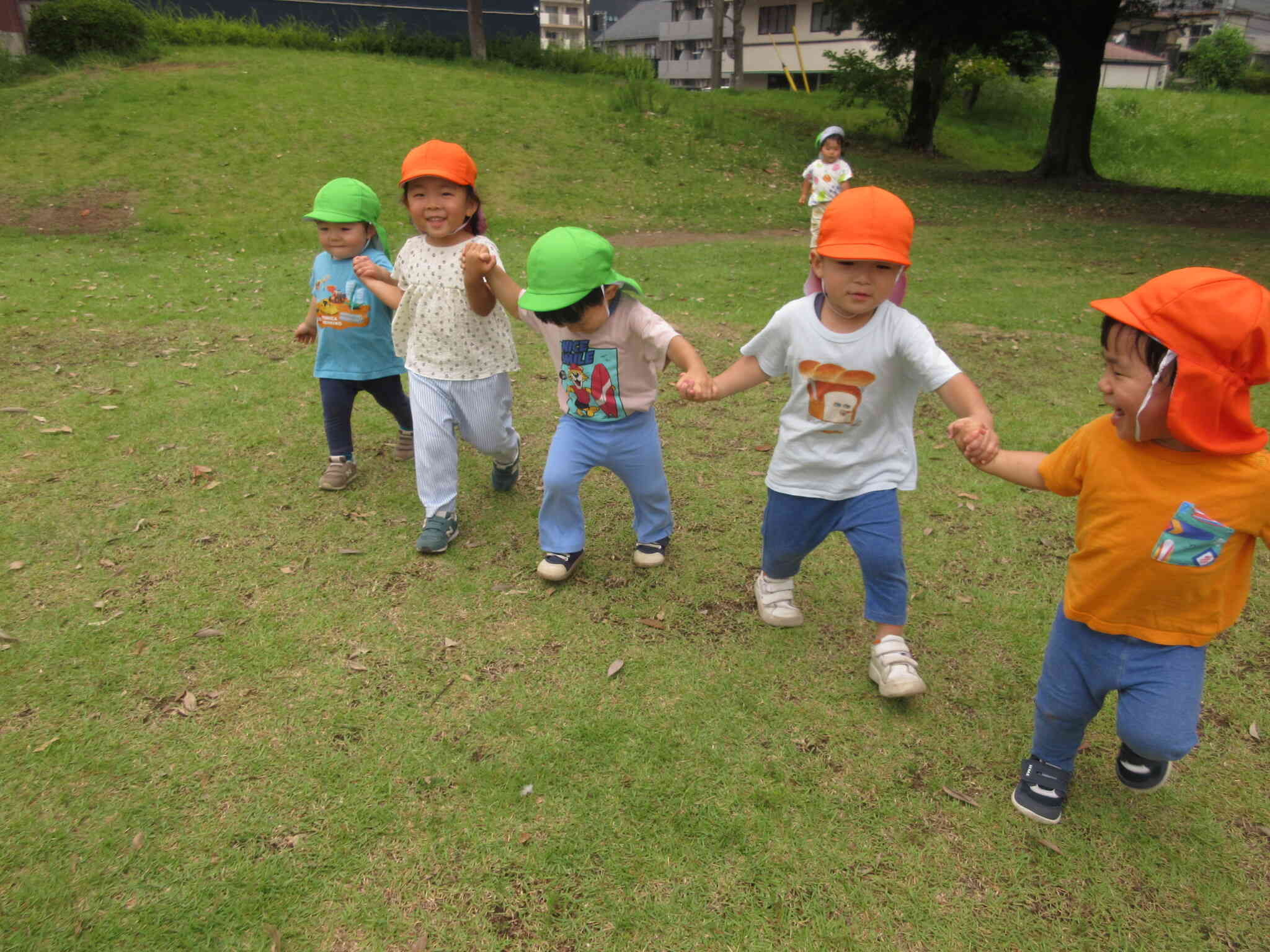 公園遊びでは自然に子どもたちが手を繋いでのびのびと仲良く遊んでいます！