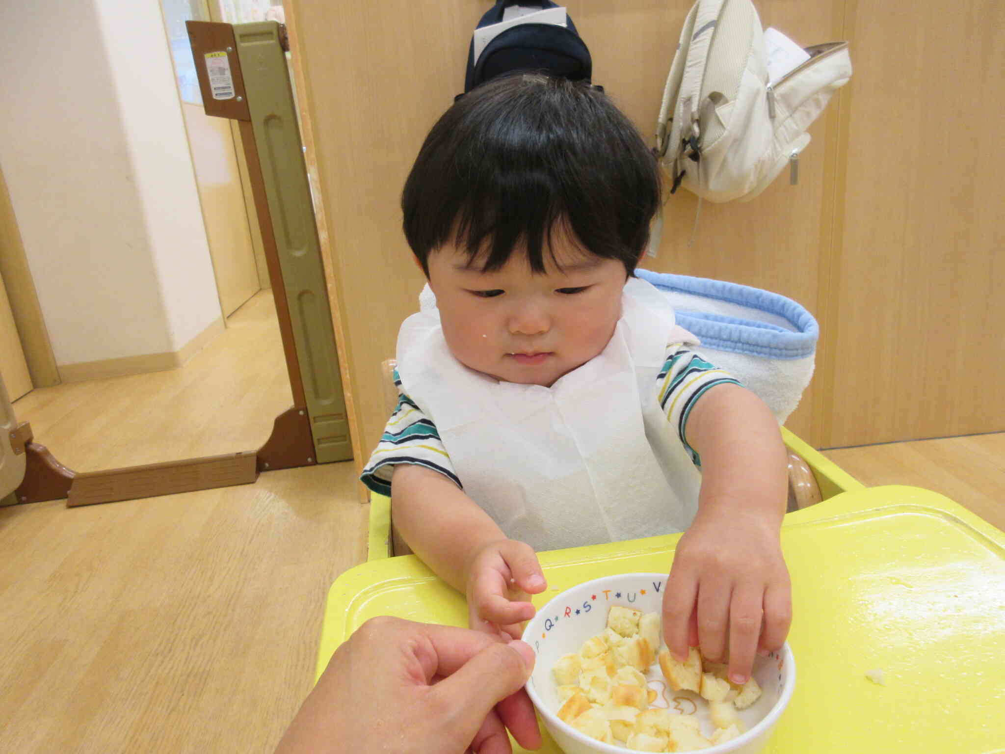 食事の様子①（0歳児・ひよこ組）