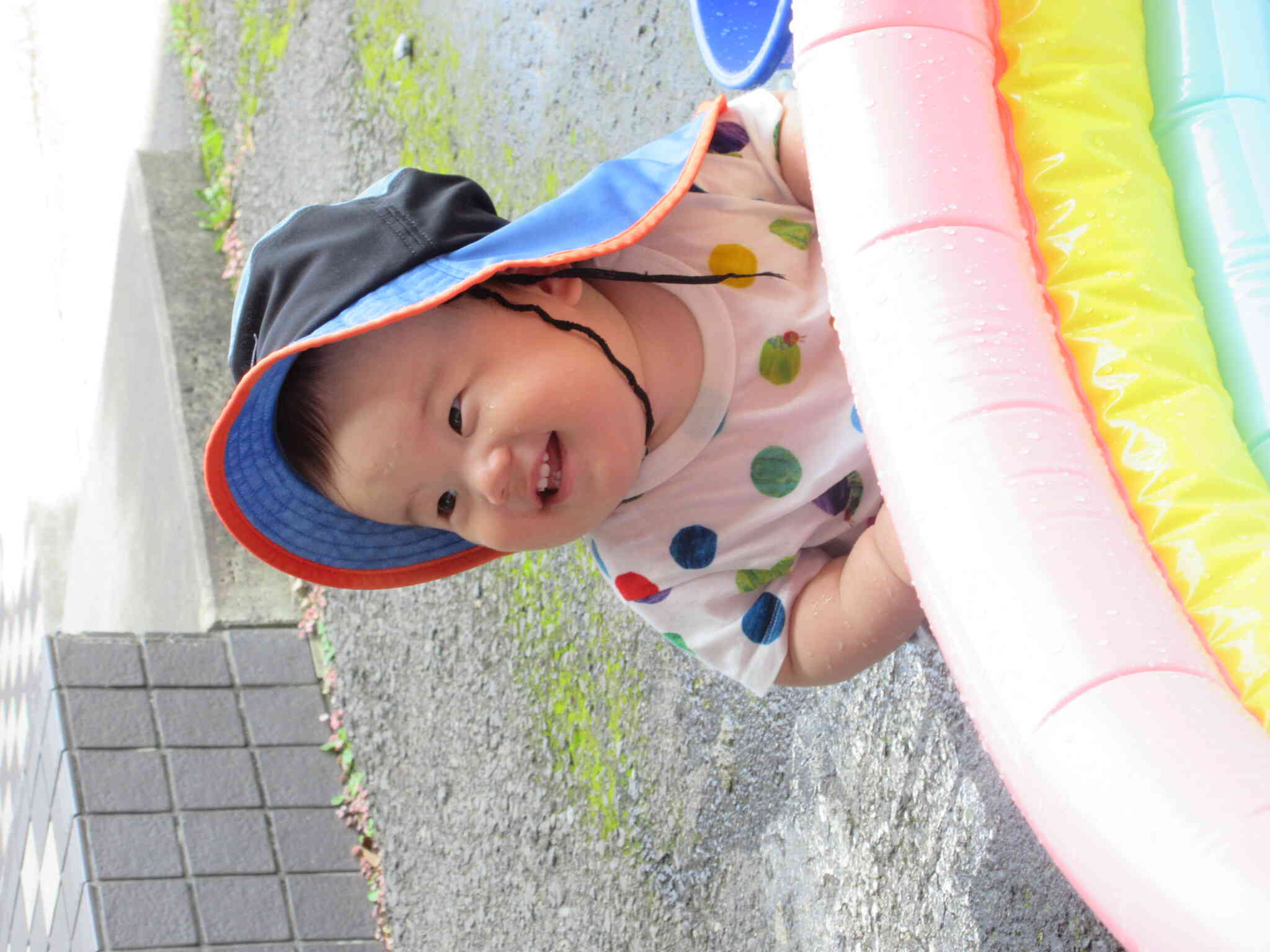 水遊びが始まりました！①（0歳児・ひよこ組）