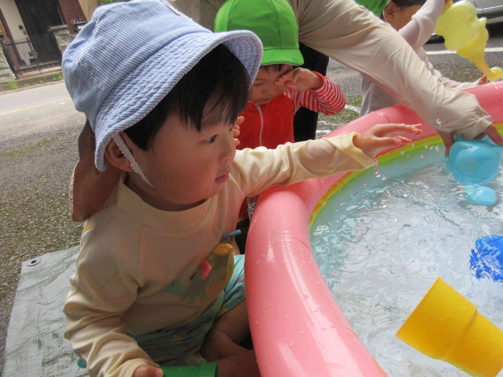 水遊びが始まりました！②（0歳児・ひよこ組）