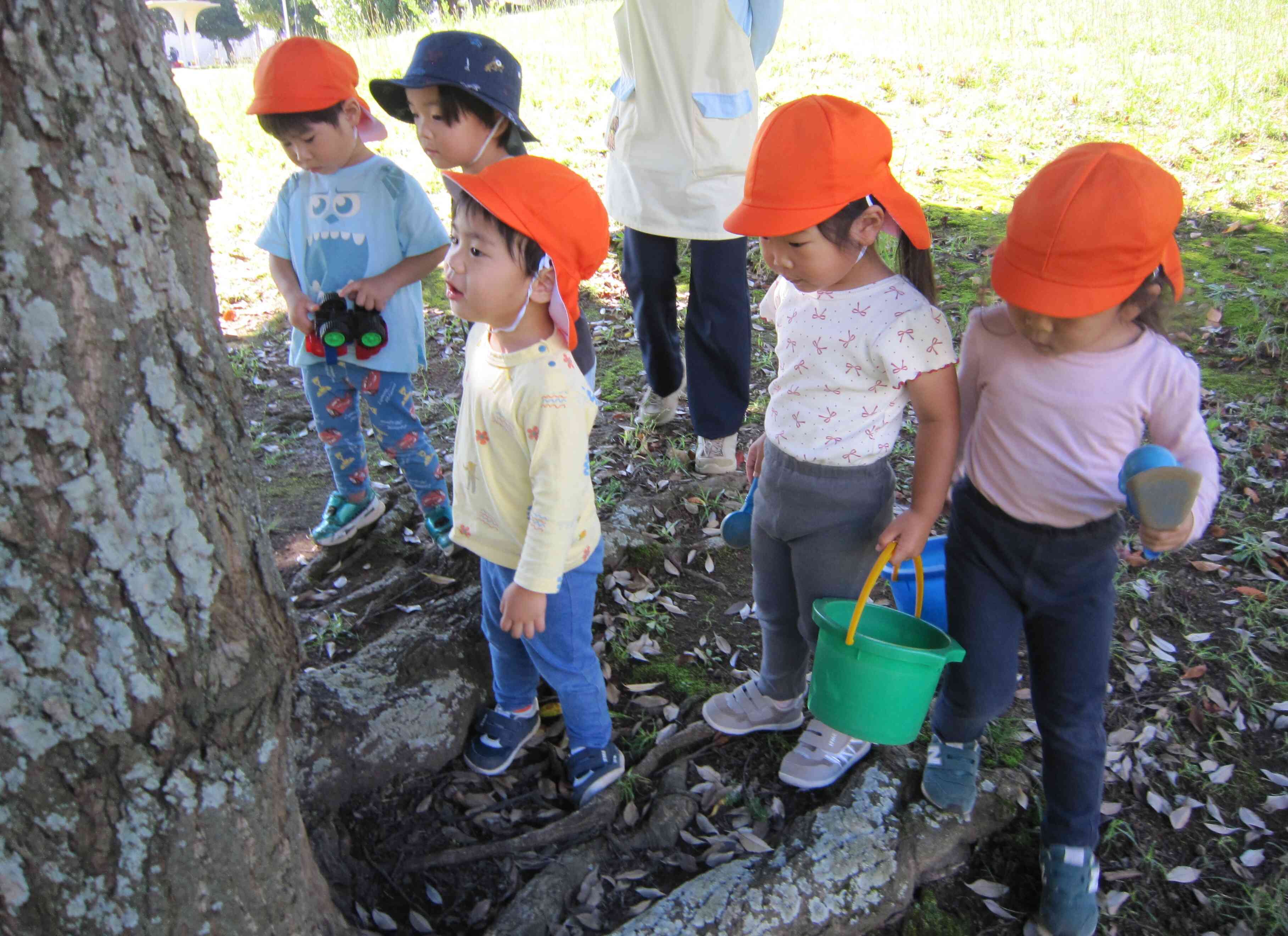 なかよく公園散策②～うさぎ組2歳児～