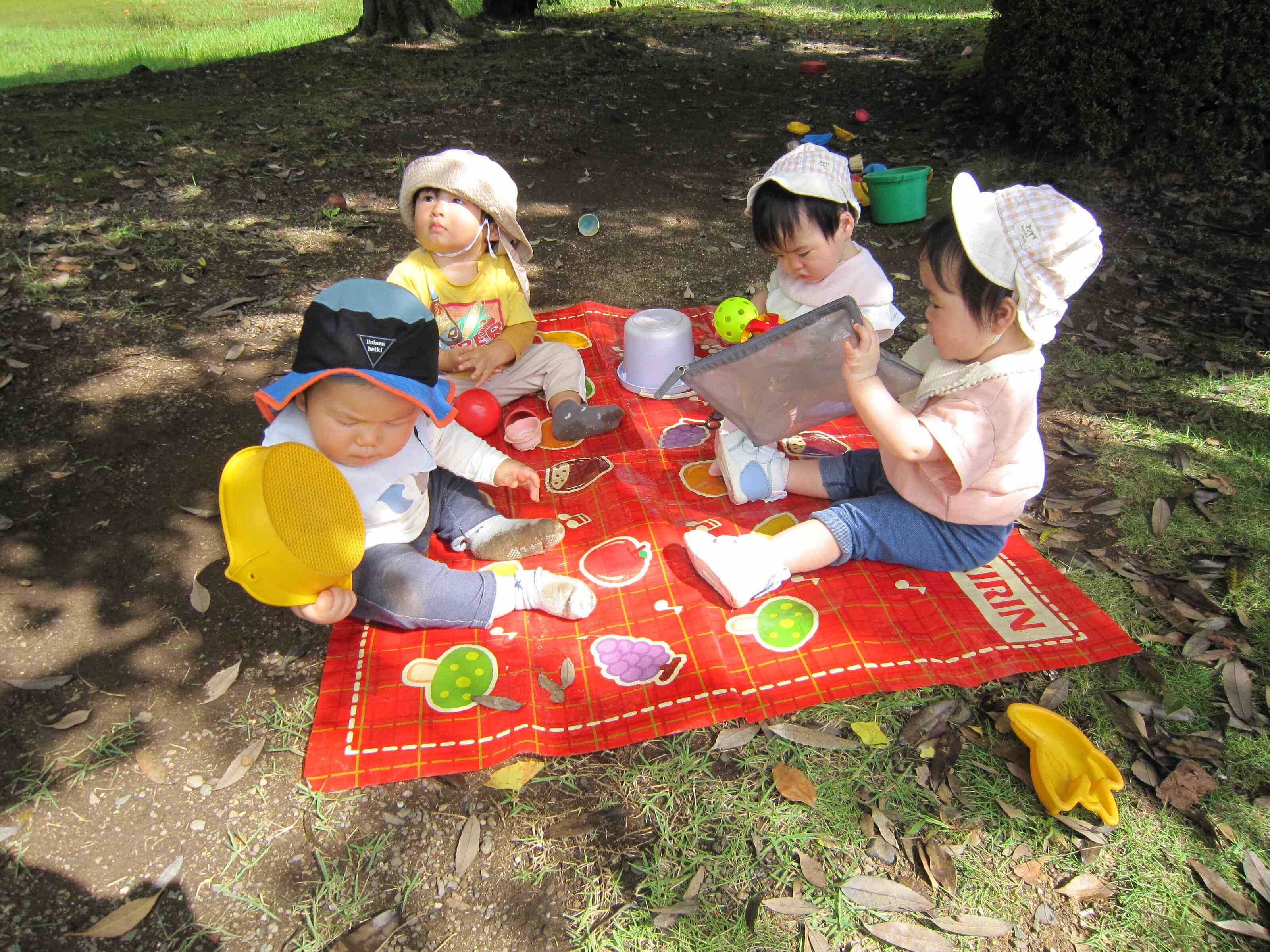 過ごしやすい季節となりましたね！あんよの後はみんなでピクニック気分でお遊びタイム！