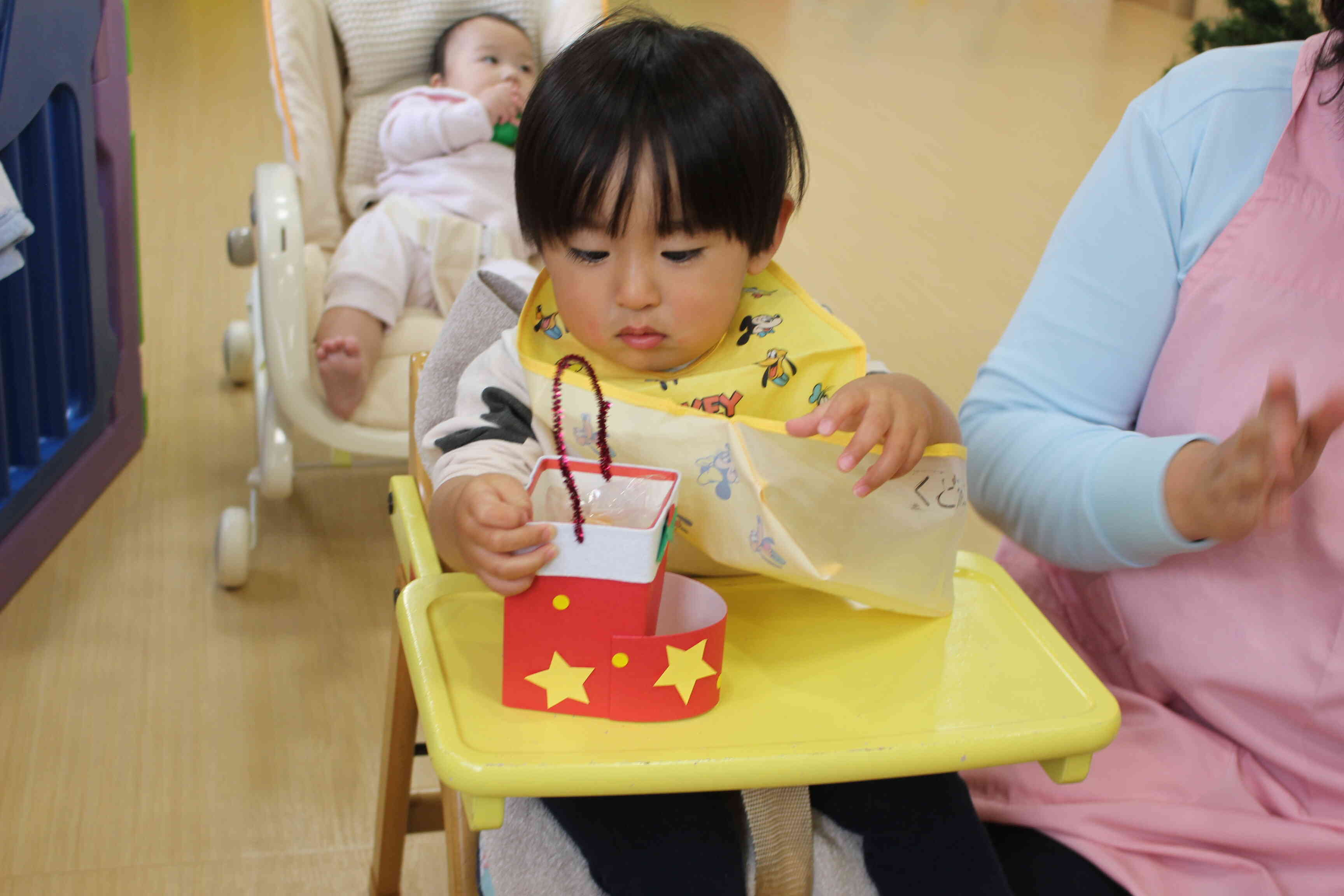 0歳児クラスのお友だちもブーツの中が気になるね。