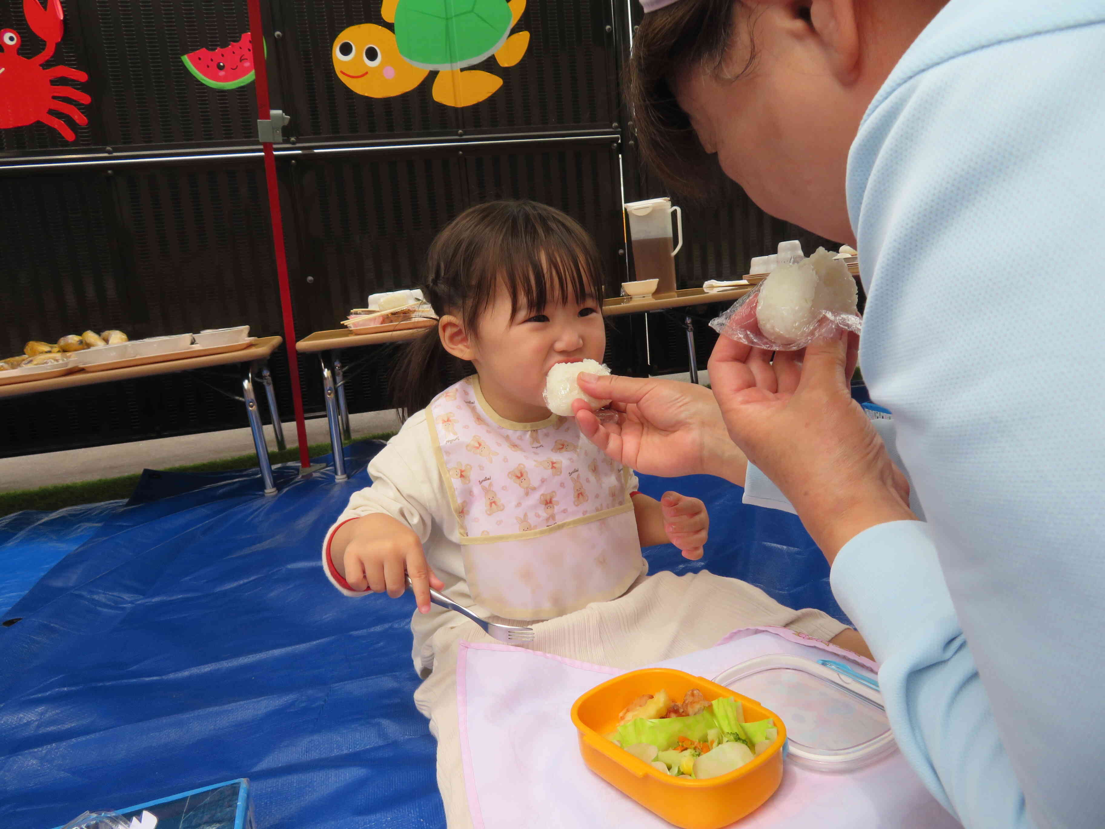 戸外給食、みんなで食べると美味しいね！