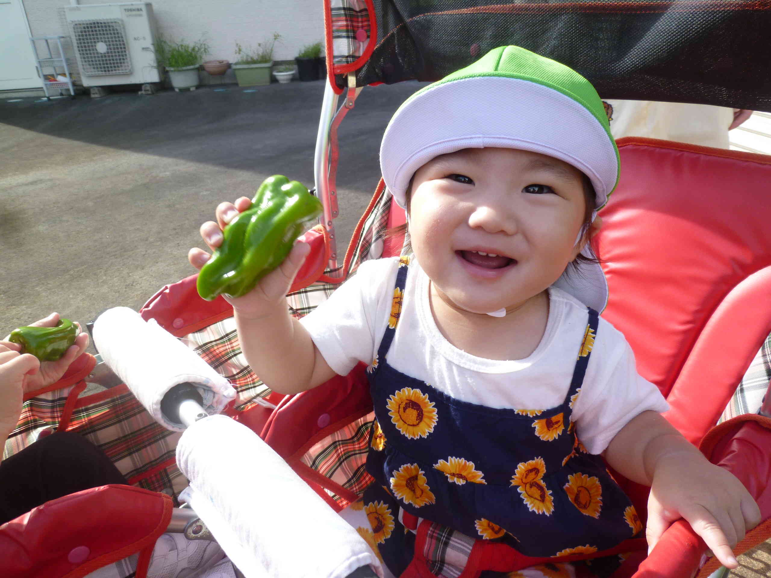 ピーマンをもってニコリ