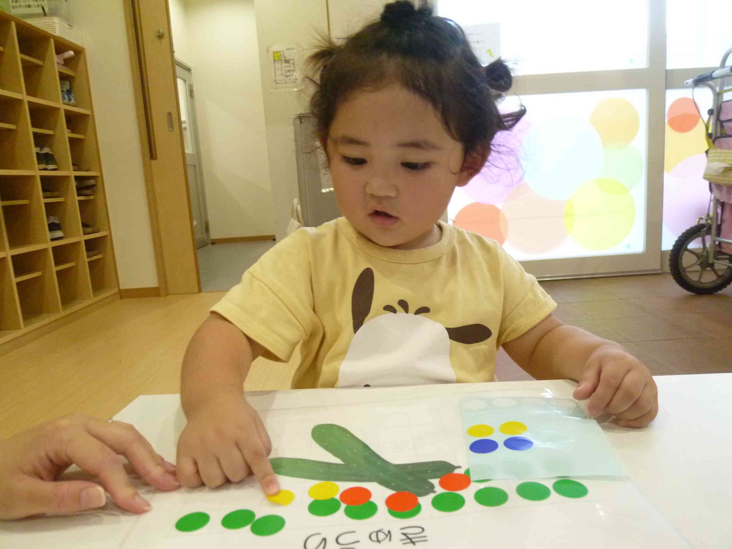 採れたてカードにシールを貼りました。たくさん採れたね。