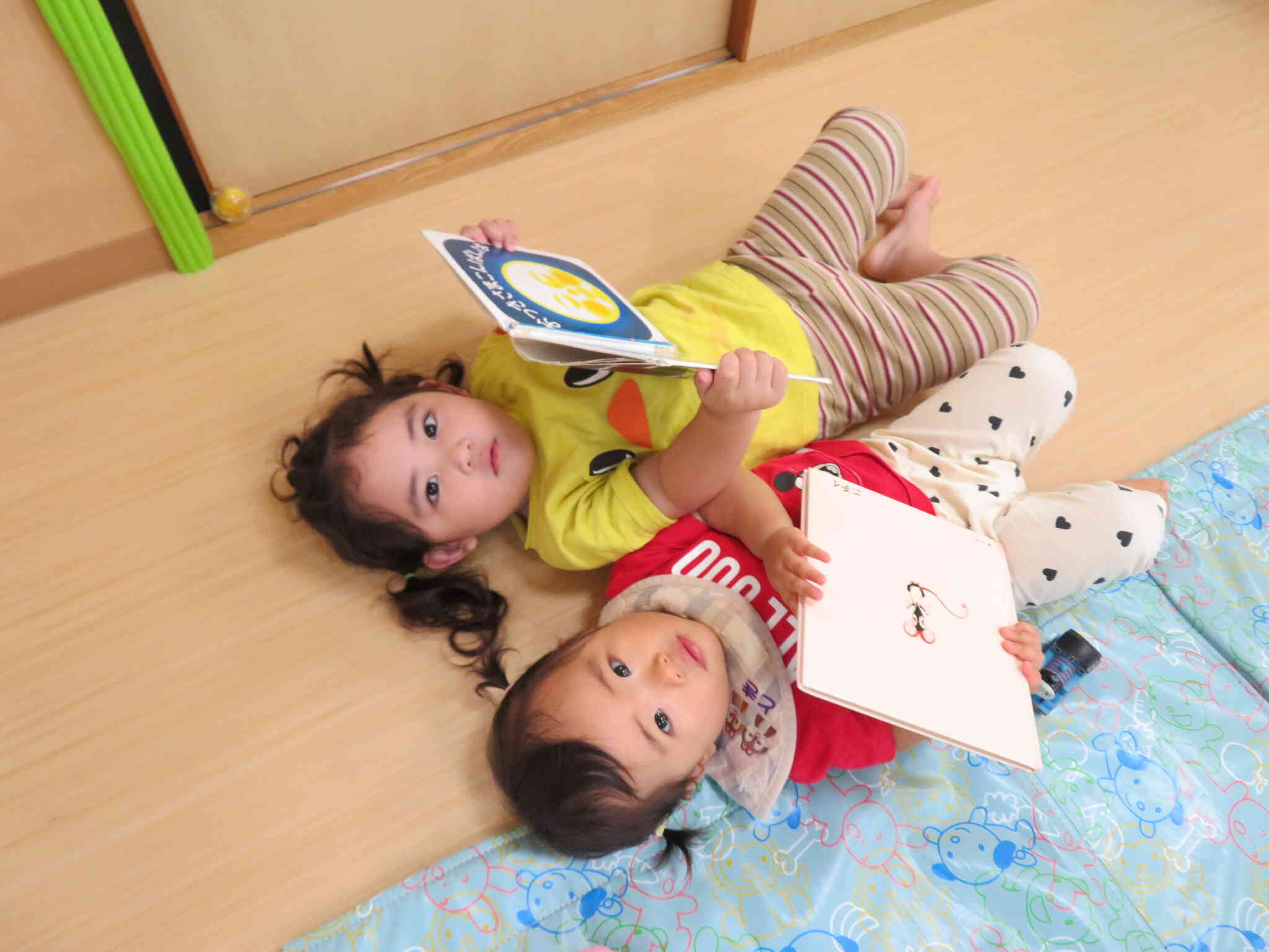 仲良く読書タイムです。