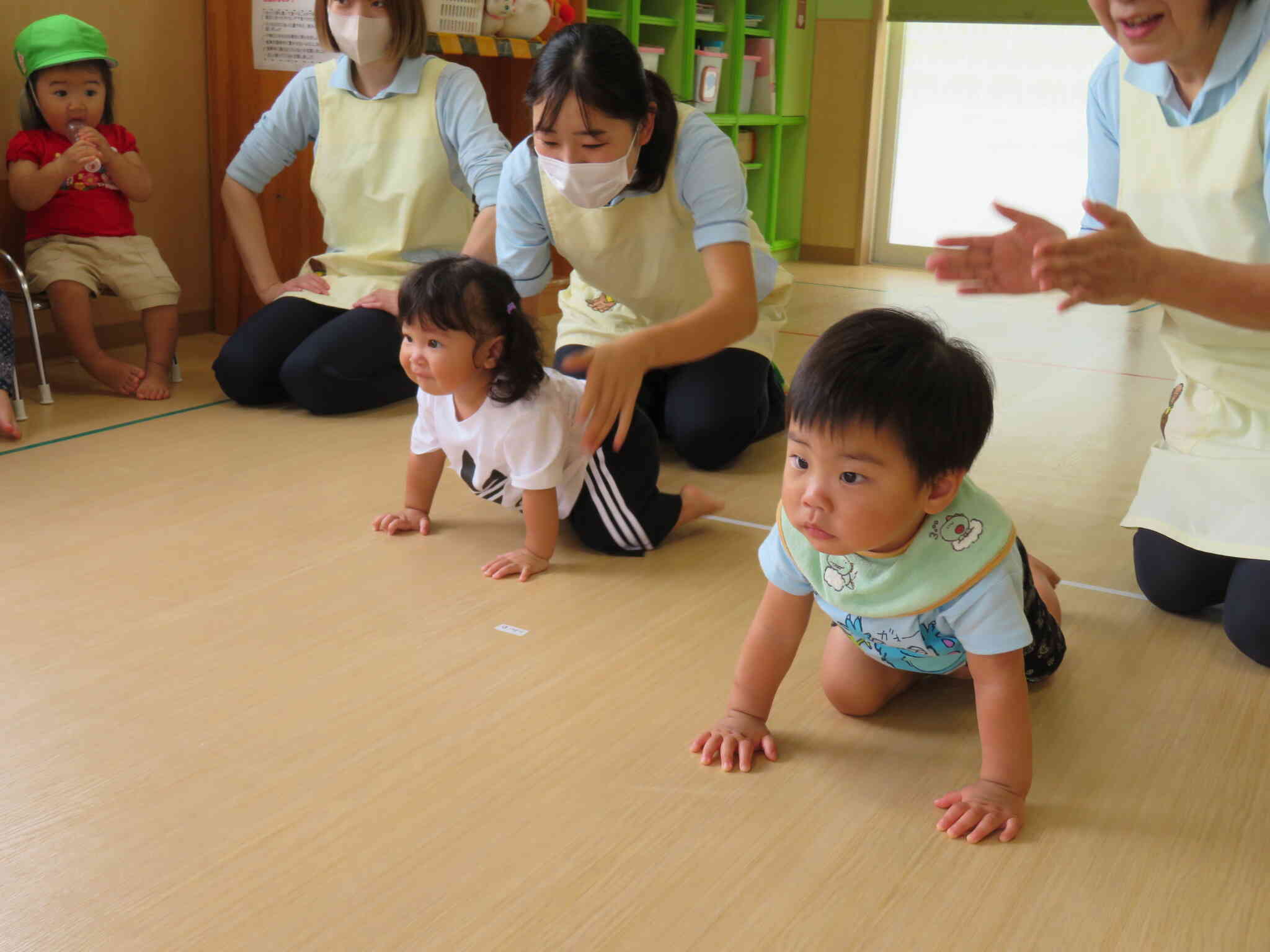 0歳児のお友達も、よーいどん!ハイハイで園長先生の所までがんばりました。