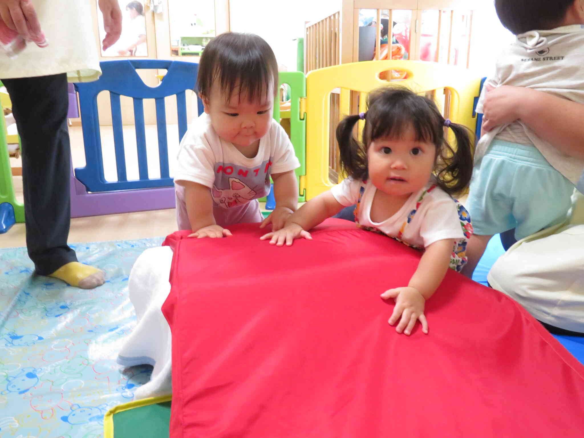 マットの山に登ります。運動会の練習だよ。楽しいな！