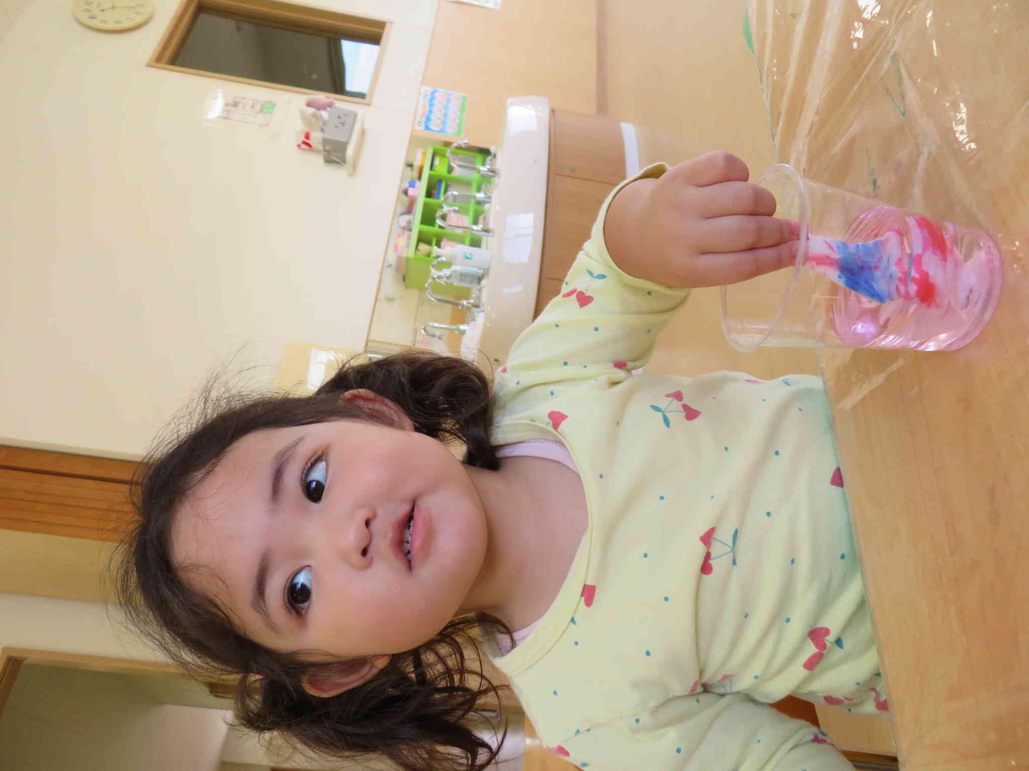 2歳児さんの色水作り。きれいな色が出たね。