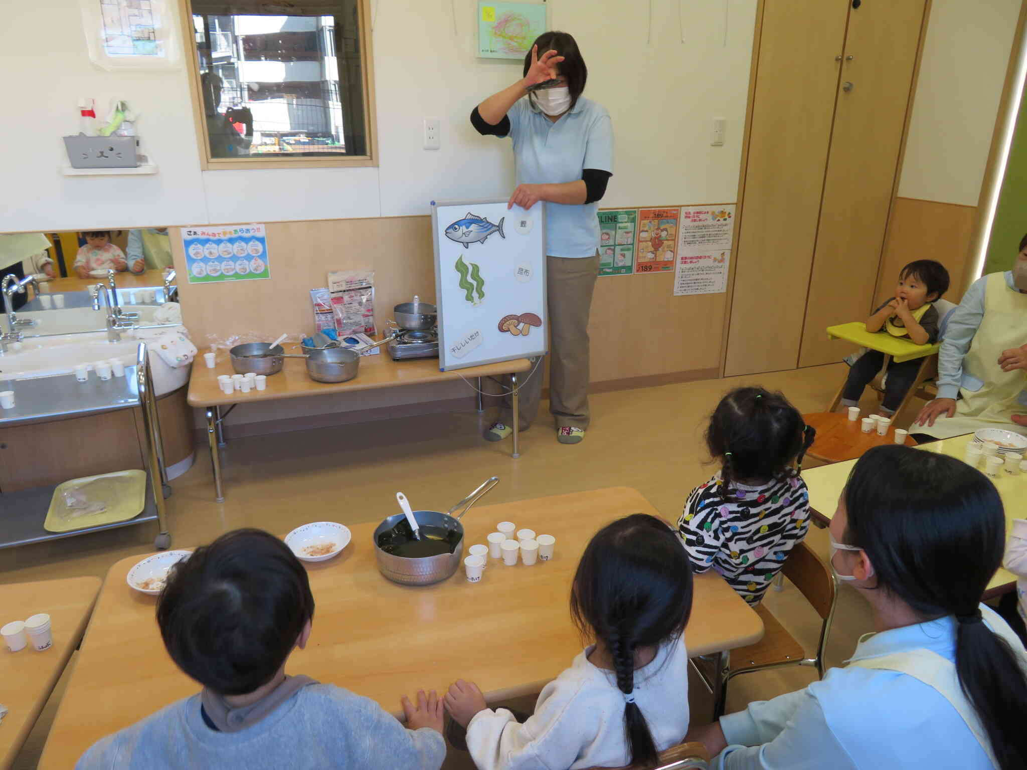 栄養士の話を真剣に聞いていました。