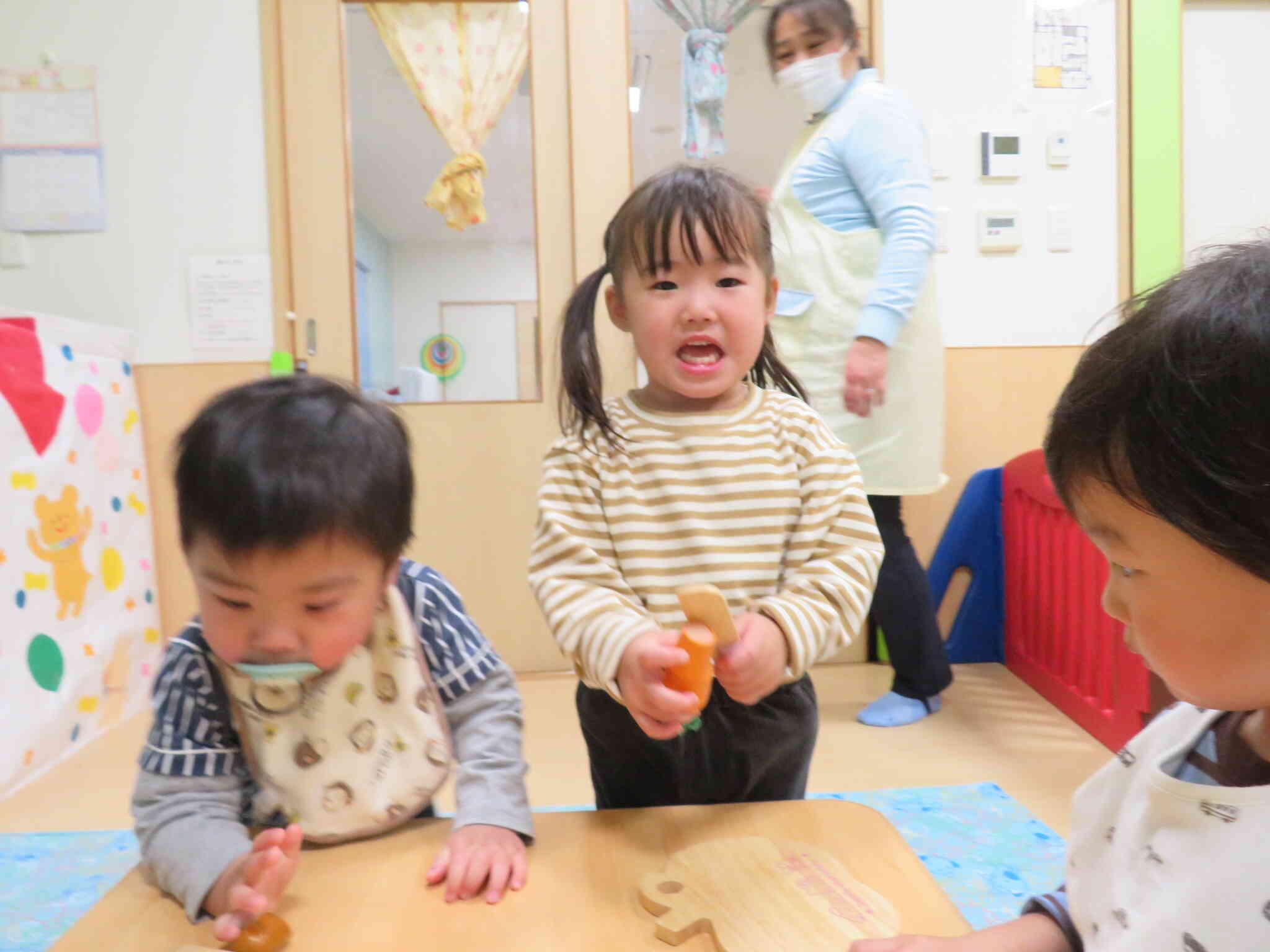 皆でおままごとで中です