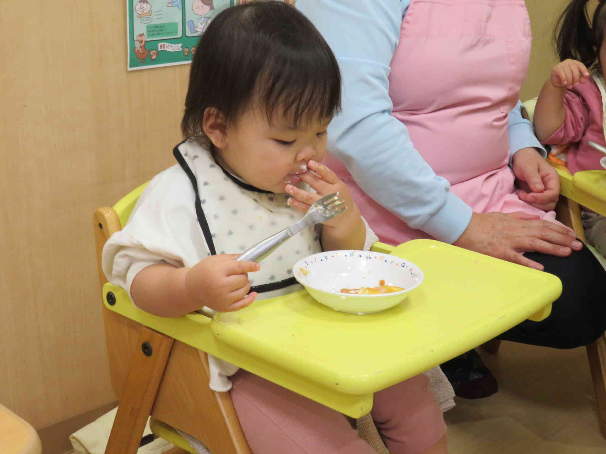 手作りケーキをパクパク！