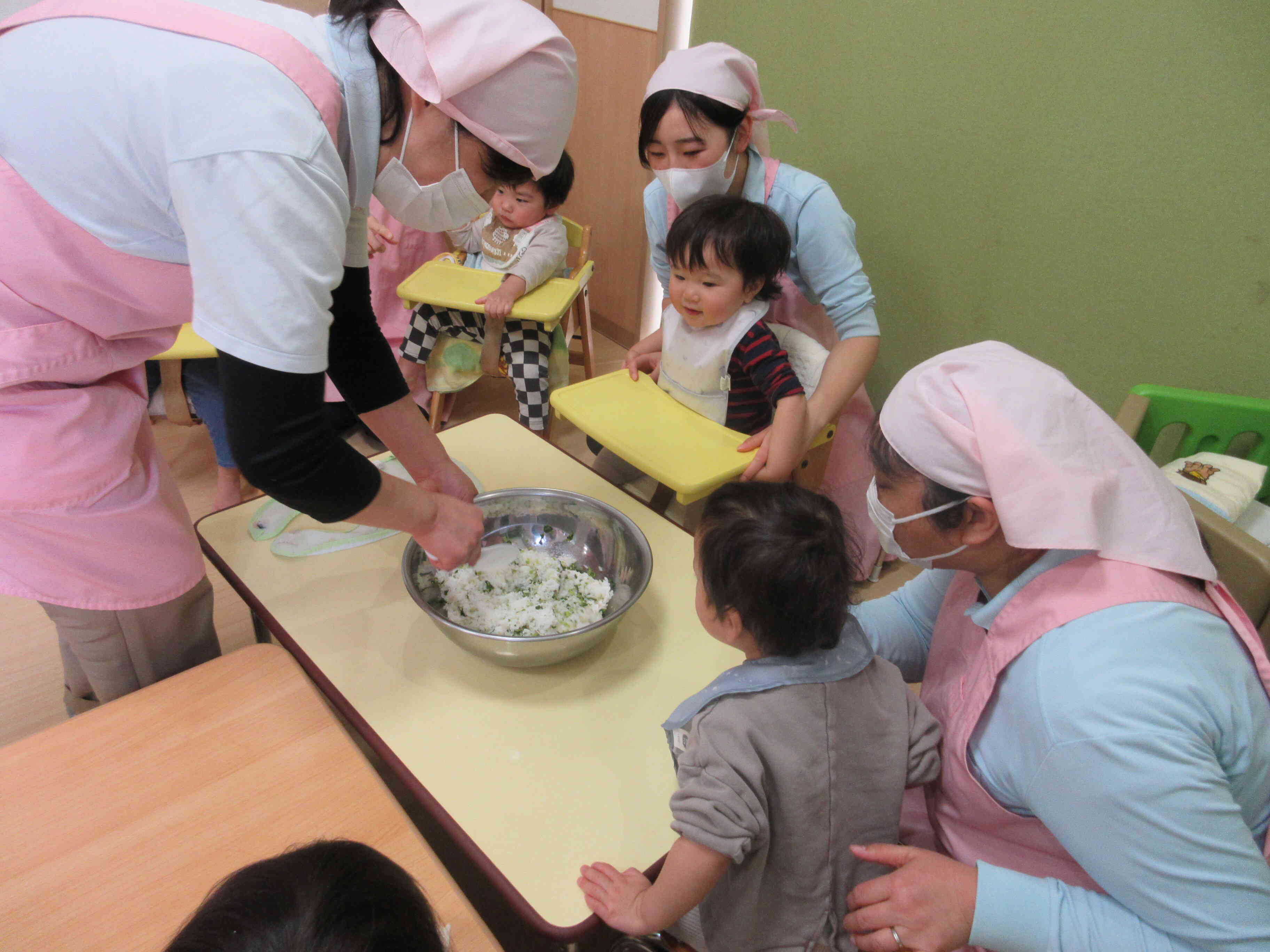 炊きあがったご飯のい中に作りたてのふりかけを混ぜます