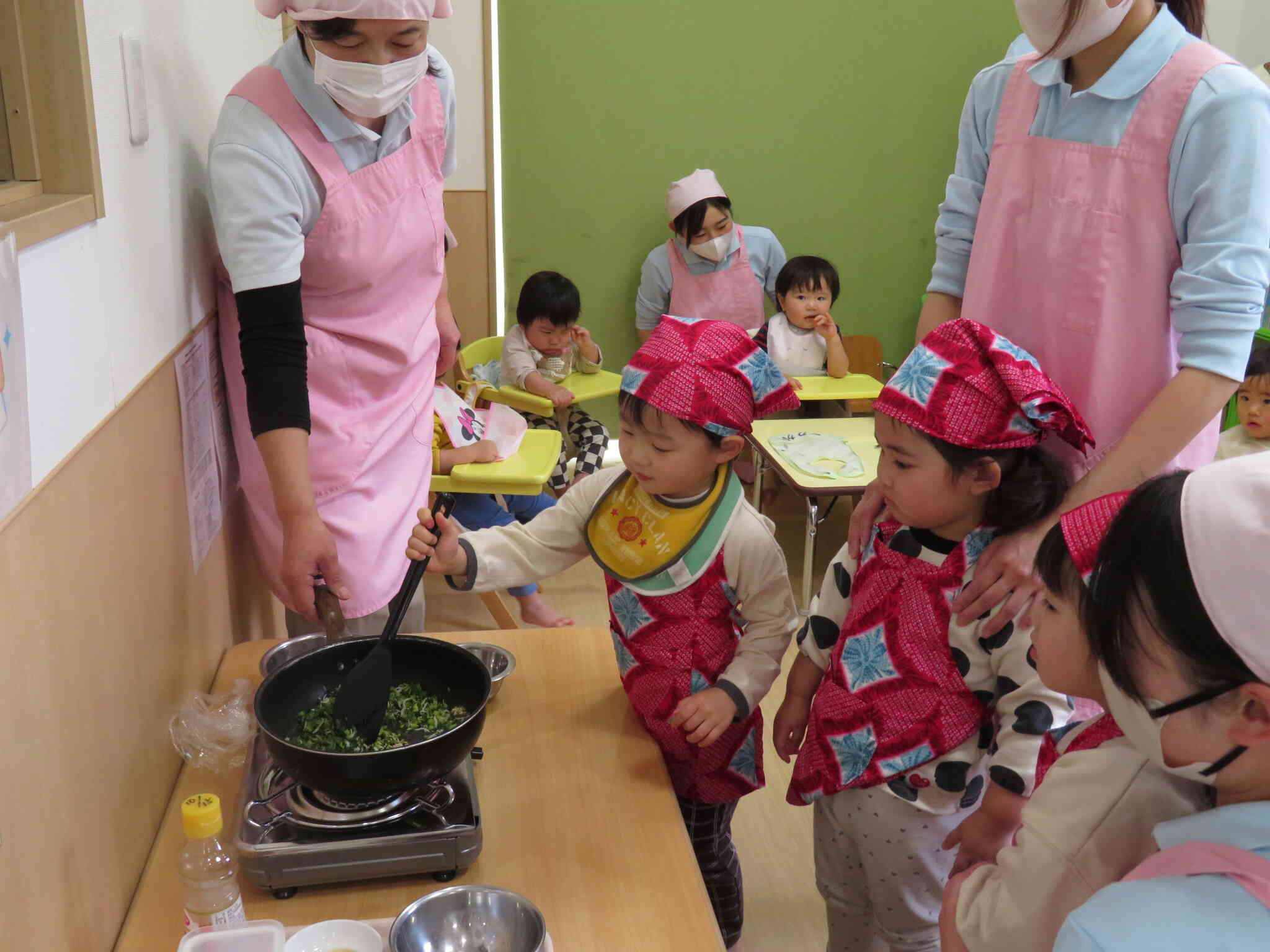 混ぜ混ぜのお手伝いをします。