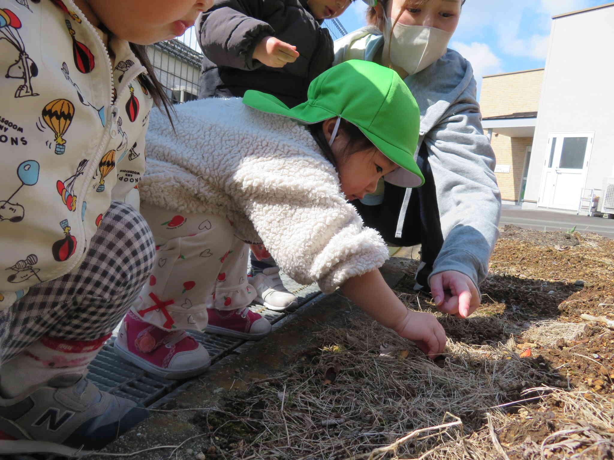 あひる組のお友達、何があるかな？と、探しています！