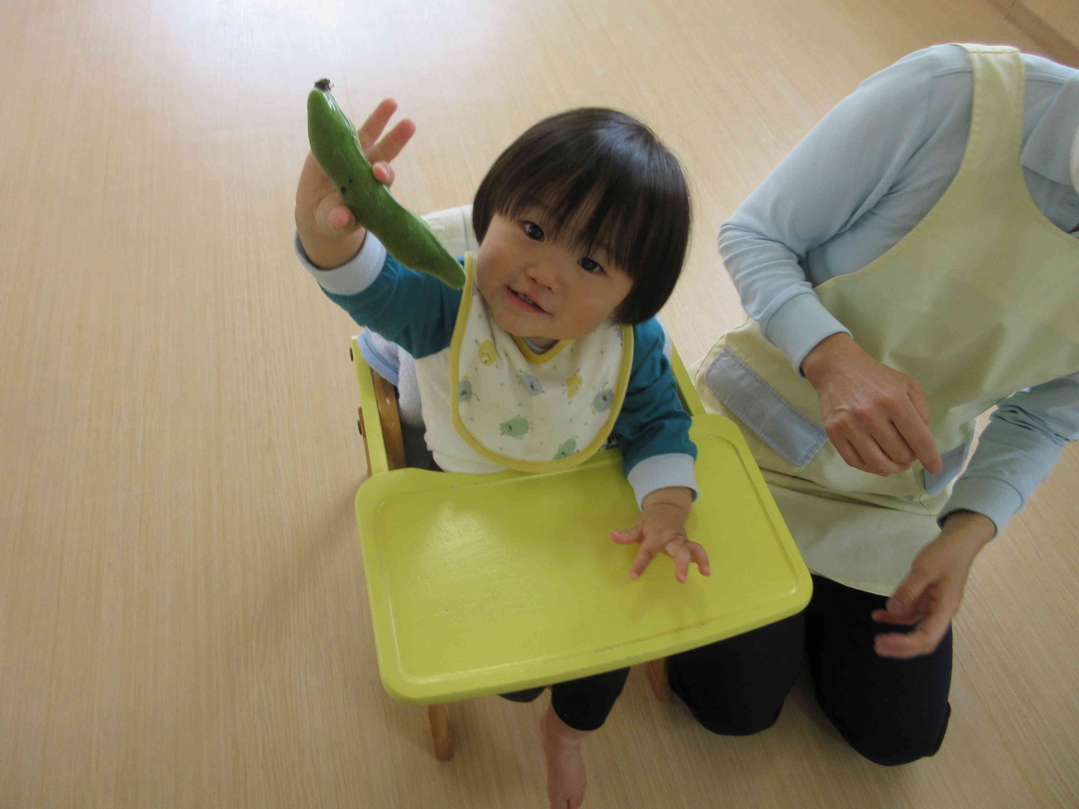 おててと同じくらいの大きさのそら豆だよ。