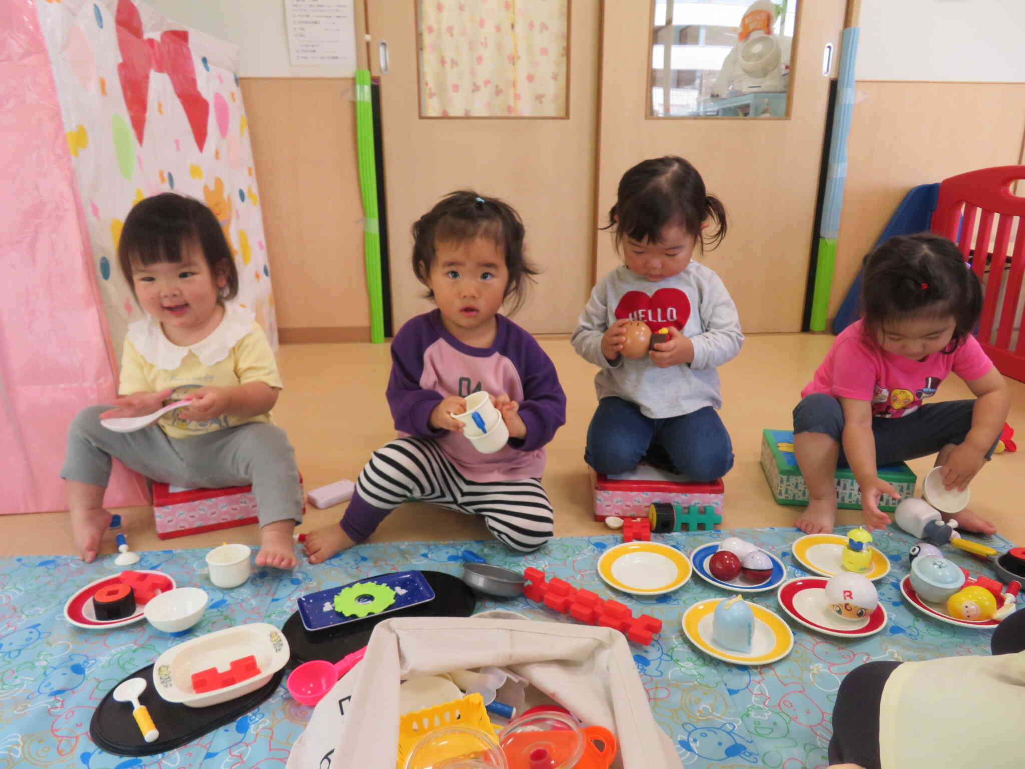 みんなで一緒にいただきます。何食べる～