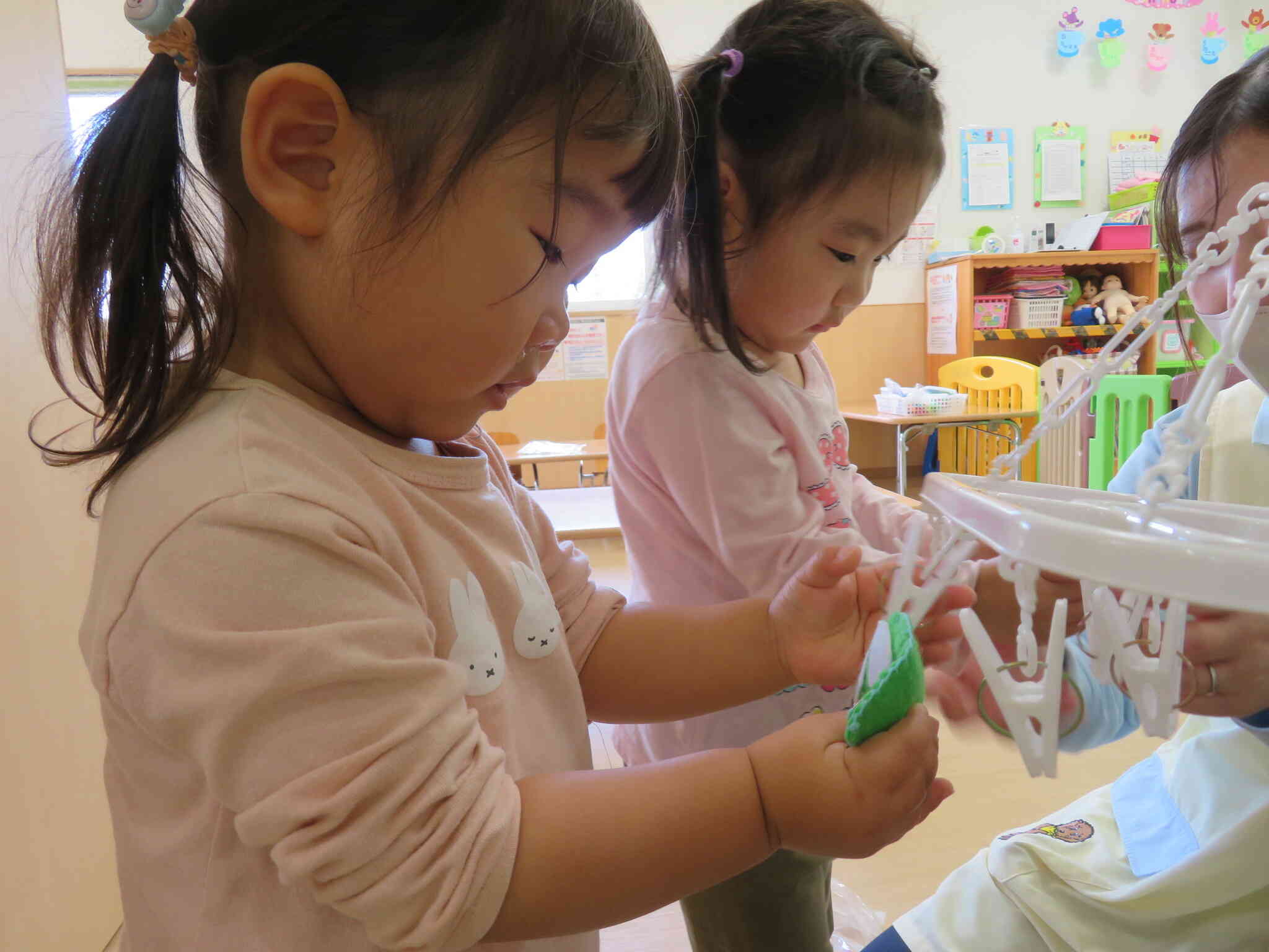 2歳児さん　洗濯ばさみの練習。上手にできるかな