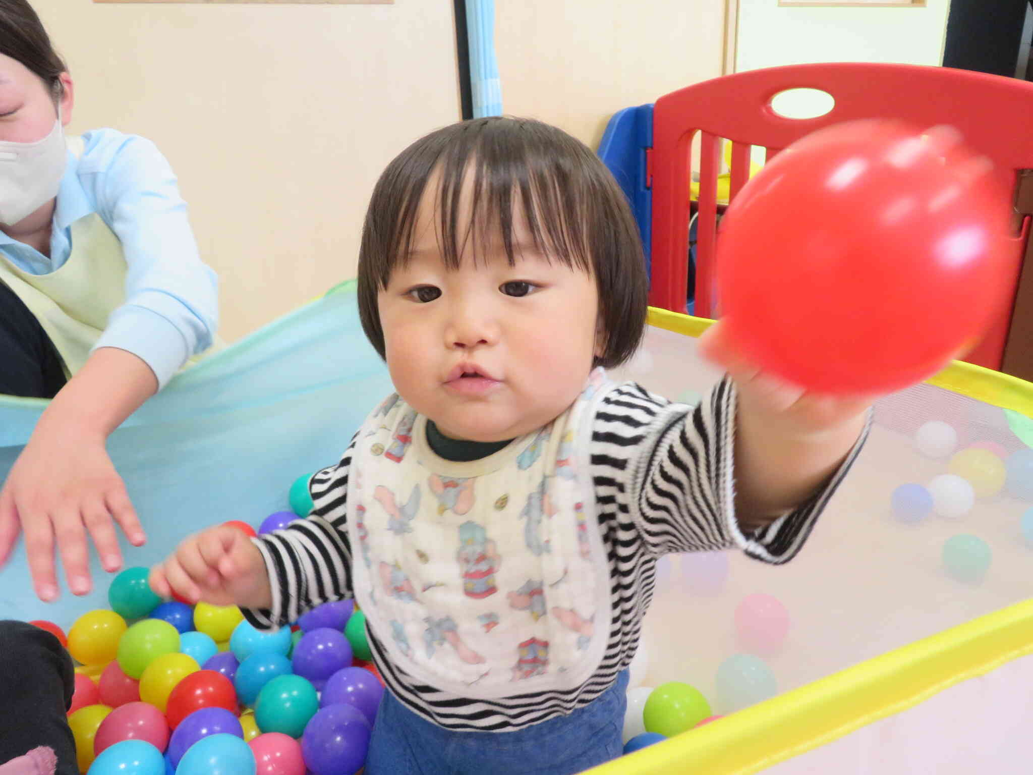 ０歳児のお友だちもボールをポイ！