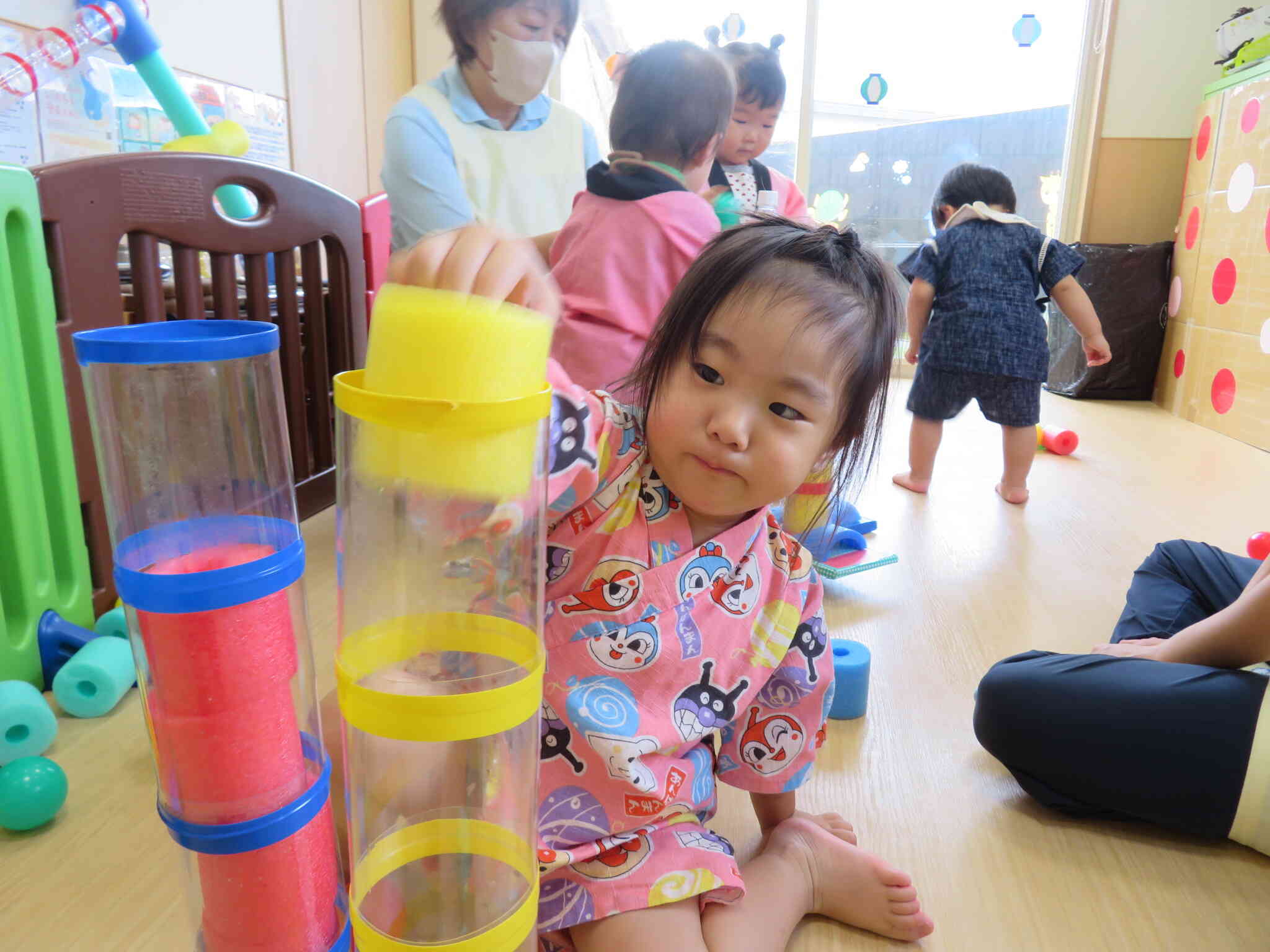 お祭りごっこのボール落とし…プールスティックも入ったよ